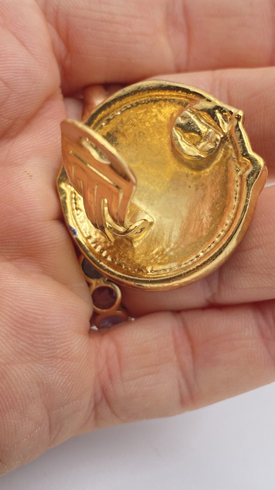 BELLISSIMO PAIO DI ORECCHINI VINTAGE IN METALLO GOLDTONE E SMALTI BLU, NELLO STILE “GUCCI”. EQUESTRIAN VIBE. - immagine 6