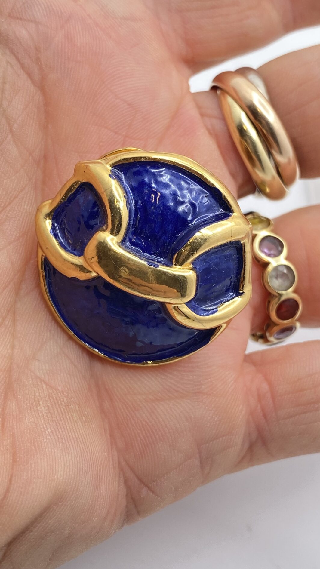 BELLISSIMO PAIO DI ORECCHINI VINTAGE IN METALLO GOLDTONE E SMALTI BLU, NELLO STILE “GUCCI”. EQUESTRIAN VIBE. - immagine 5