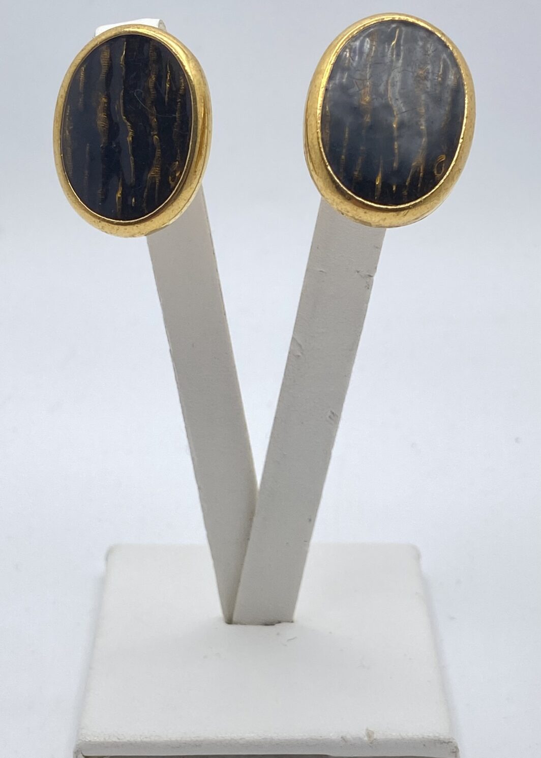 BELLISSIMI ORECCHINI VINTAGE ANNI’50, IN METALLO GOLDTONE E SMALTI.