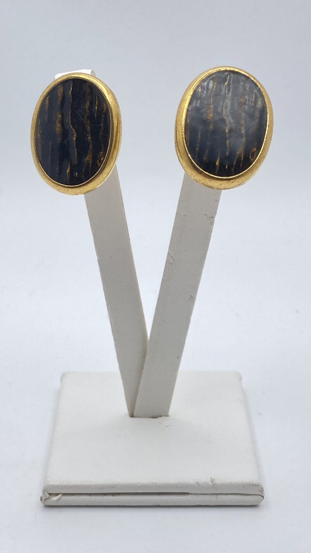 BELLISSIMI ORECCHINI VINTAGE ANNI’50, IN METALLO GOLDTONE E SMALTI.