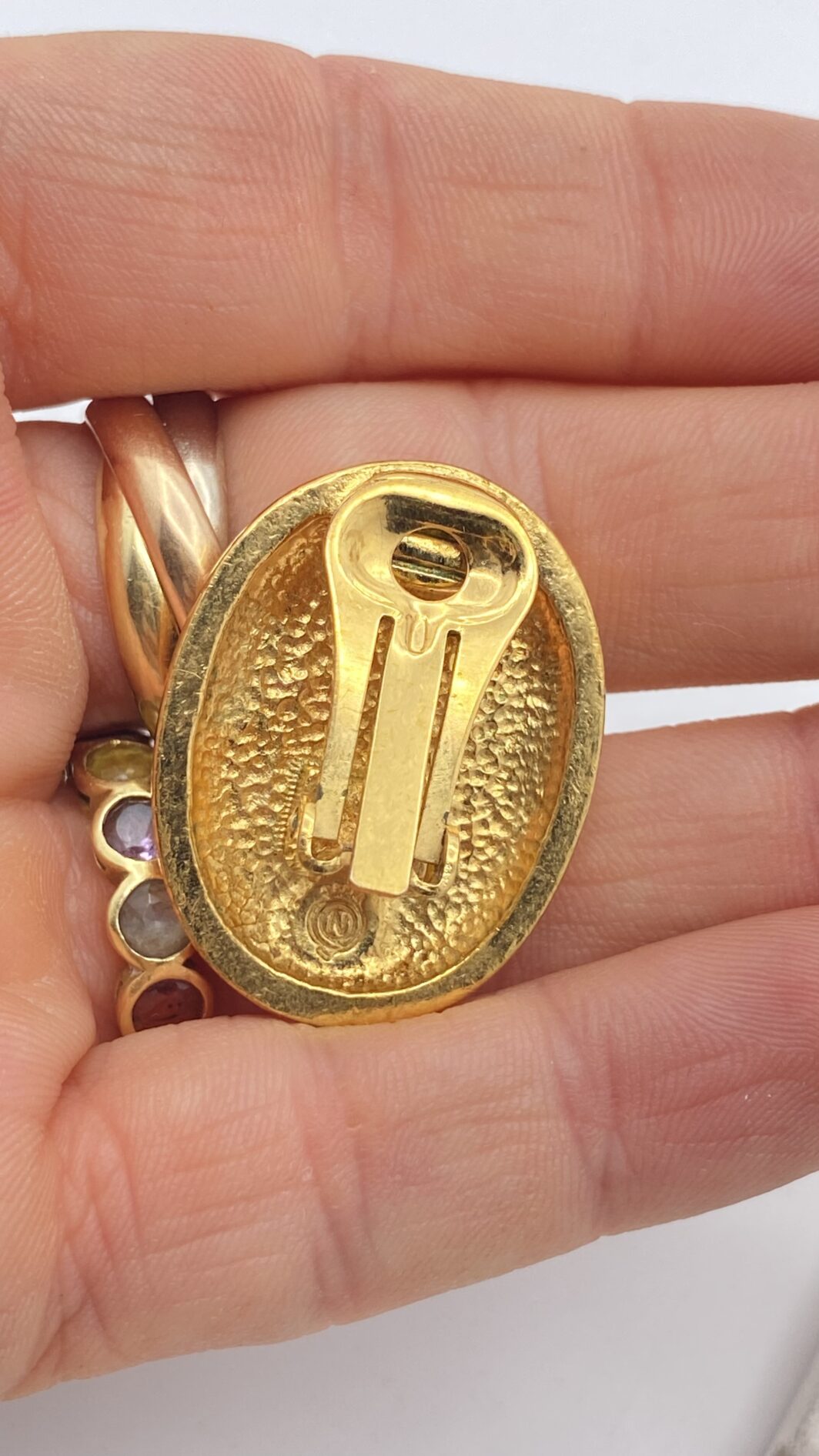 MAGNIFICI ORECCHINI VINTAGE IN METALLO GOLDTONE E SMALTI. BIGIOTTERIA AMERICANA ANNI ‘40. - immagine 3