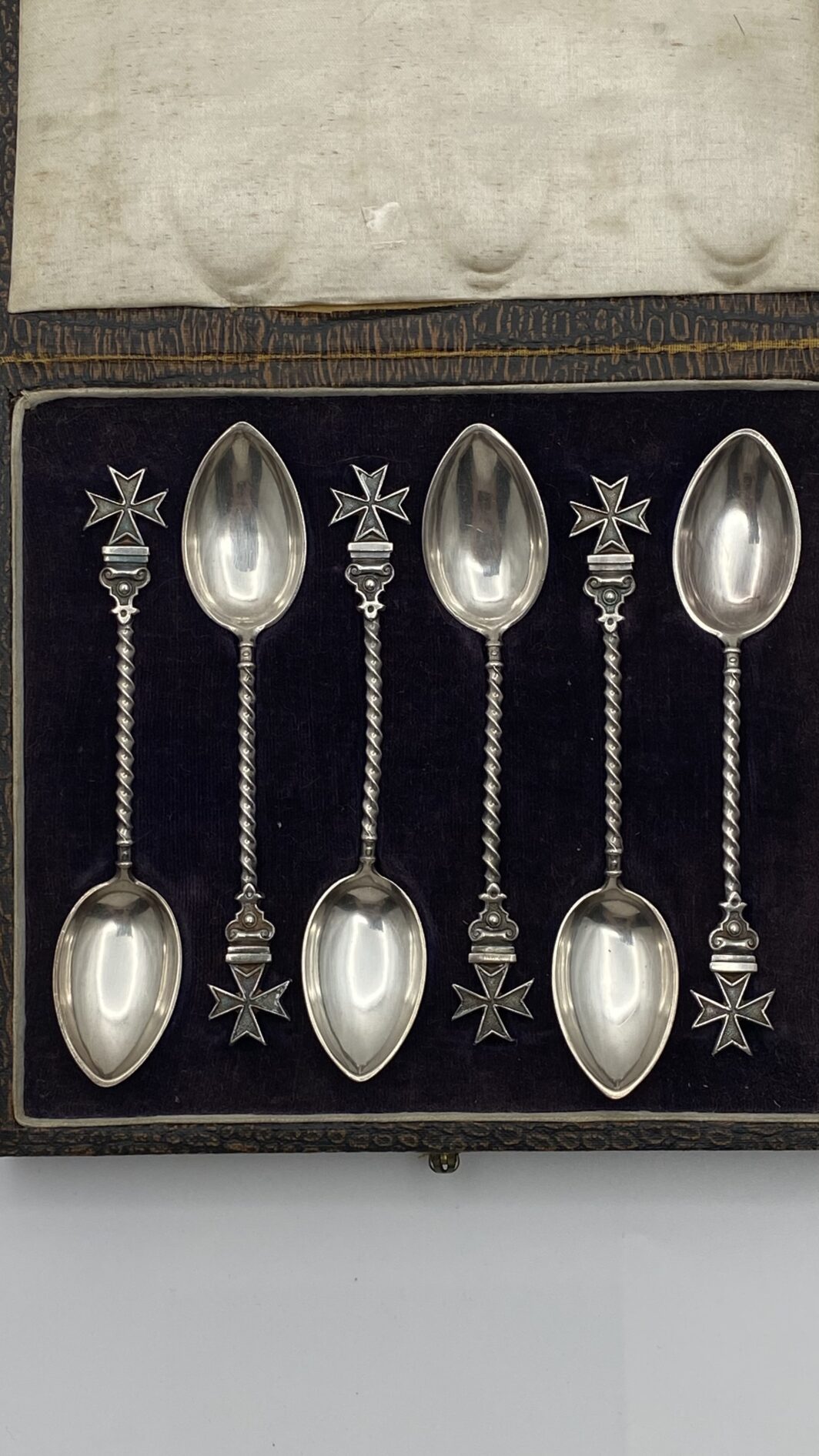 ELEGANTE SET COMPOSTO DA 6 CUCCHIAINI DA CAFFÈ IN ARGENTO STERLING 925 CON IMPUGNATURA A TORCHON E CROCE DELL’ORDINE DI MALTA – FINE ‘800, CON SCATOLA ORIGINALE - immagine 3