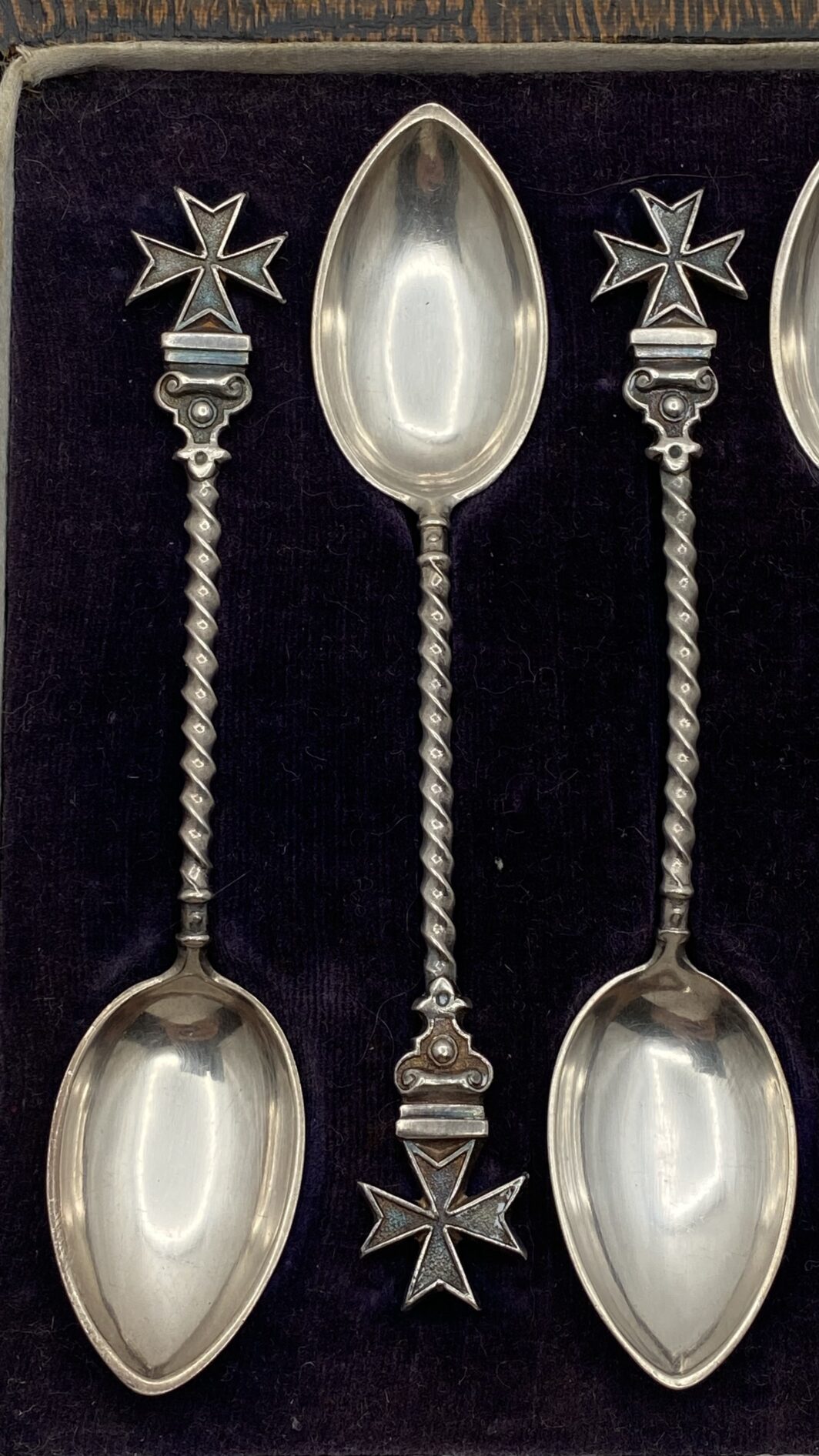 ELEGANTE SET COMPOSTO DA 6 CUCCHIAINI DA CAFFÈ IN ARGENTO STERLING 925 CON IMPUGNATURA A TORCHON E CROCE DELL’ORDINE DI MALTA – FINE ‘800, CON SCATOLA ORIGINALE - immagine 4
