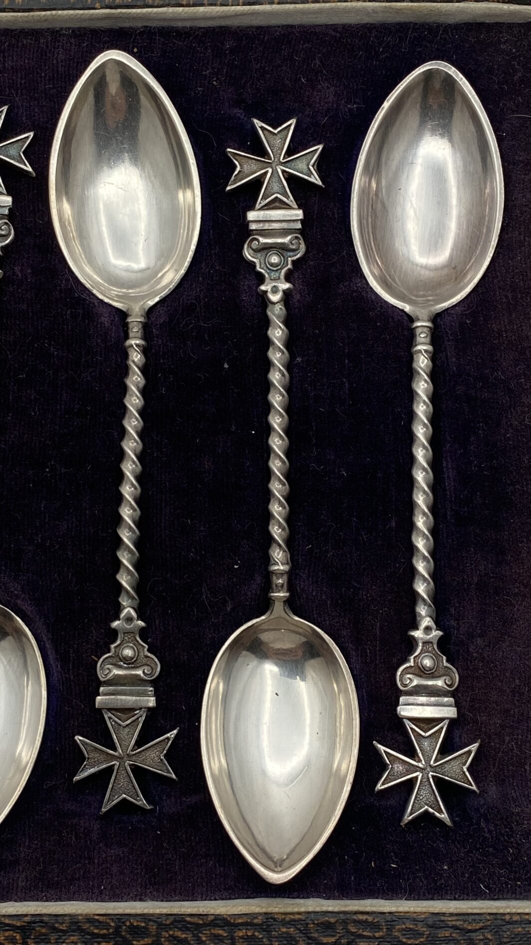 ELEGANTE SET COMPOSTO DA 6 CUCCHIAINI DA CAFFÈ IN ARGENTO STERLING 925 CON IMPUGNATURA A TORCHON E CROCE DELL’ORDINE DI MALTA – FINE ‘800, CON SCATOLA ORIGINALE - immagine 5