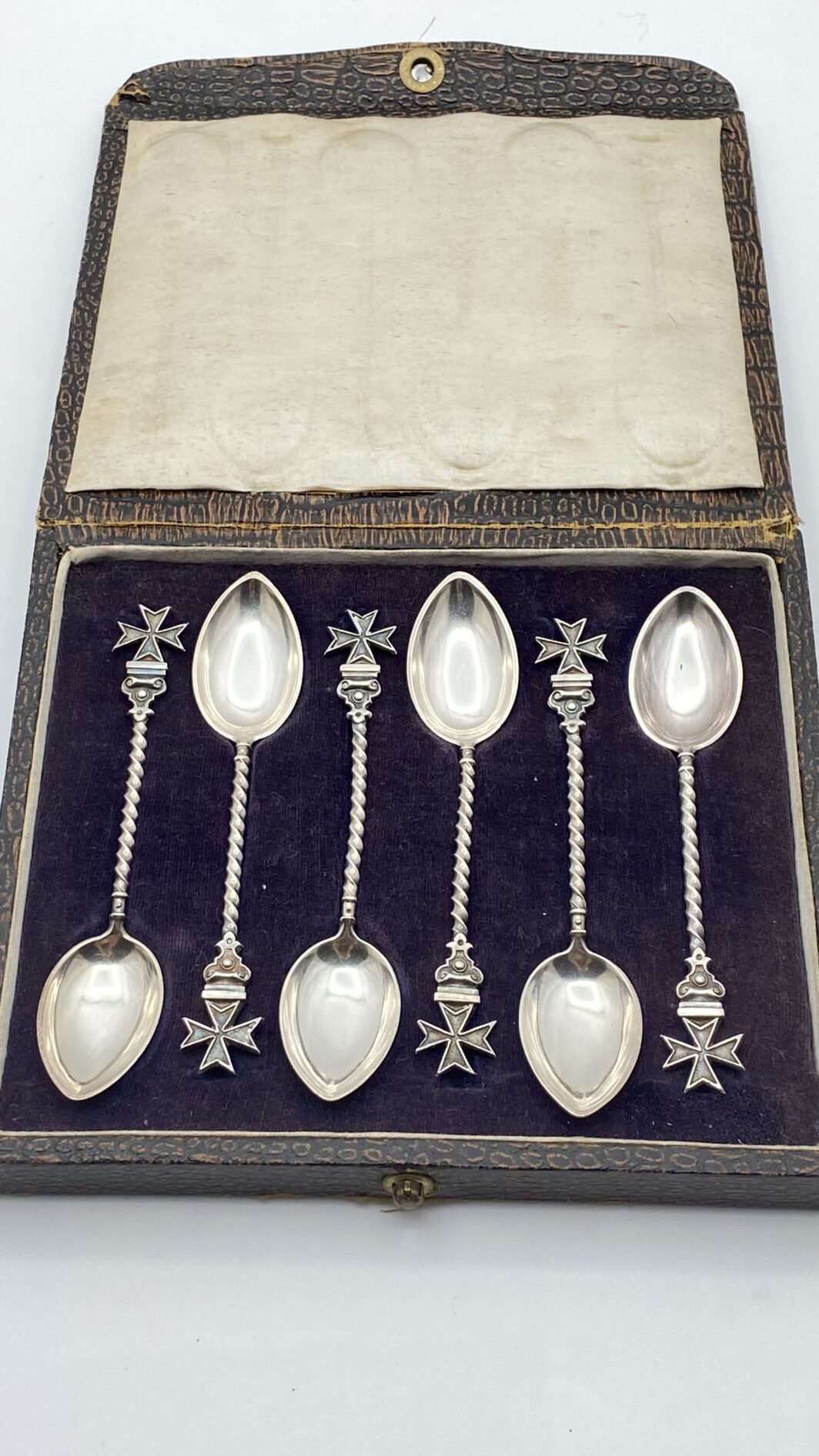 ELEGANTE SET COMPOSTO DA 6 CUCCHIAINI DA CAFFÈ IN ARGENTO STERLING 925 CON IMPUGNATURA A TORCHON E CROCE DELL’ORDINE DI MALTA – FINE ‘800, CON SCATOLA ORIGINALE - immagine 8