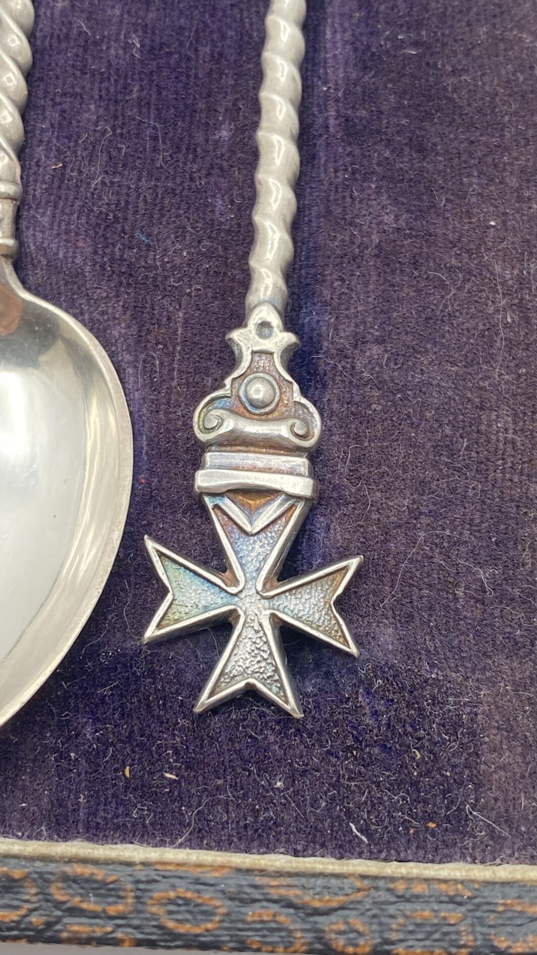 ELEGANTE SET COMPOSTO DA 6 CUCCHIAINI DA CAFFÈ IN ARGENTO STERLING 925 CON IMPUGNATURA A TORCHON E CROCE DELL’ORDINE DI MALTA – FINE ‘800, CON SCATOLA ORIGINALE - immagine 16