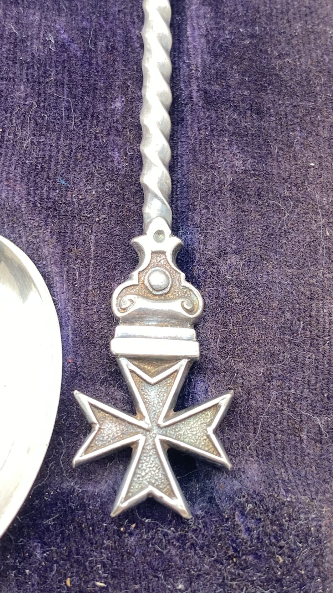 ELEGANTE SET COMPOSTO DA 6 CUCCHIAINI DA CAFFÈ IN ARGENTO STERLING 925 CON IMPUGNATURA A TORCHON E CROCE DELL’ORDINE DI MALTA – FINE ‘800, CON SCATOLA ORIGINALE - immagine 10