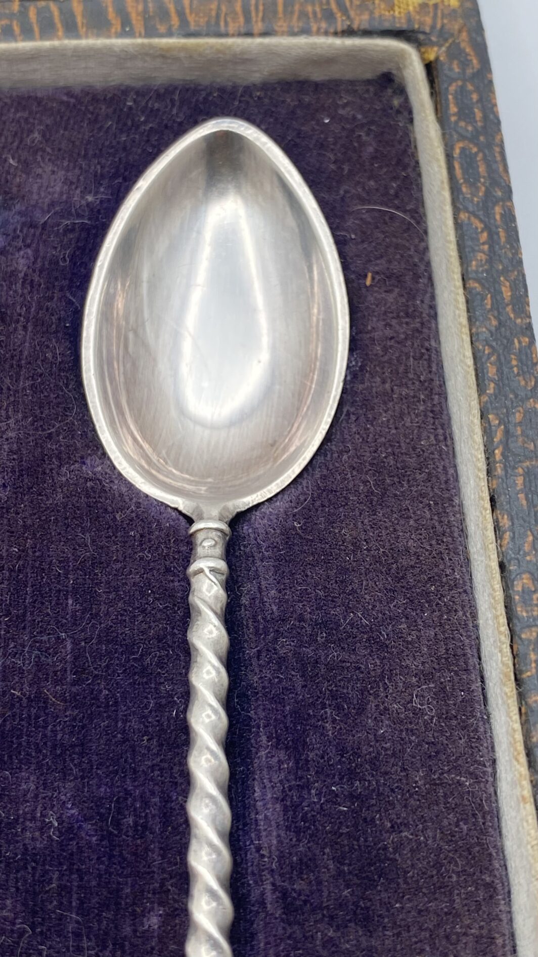 ELEGANTE SET COMPOSTO DA 6 CUCCHIAINI DA CAFFÈ IN ARGENTO STERLING 925 CON IMPUGNATURA A TORCHON E CROCE DELL’ORDINE DI MALTA – FINE ‘800, CON SCATOLA ORIGINALE - immagine 12
