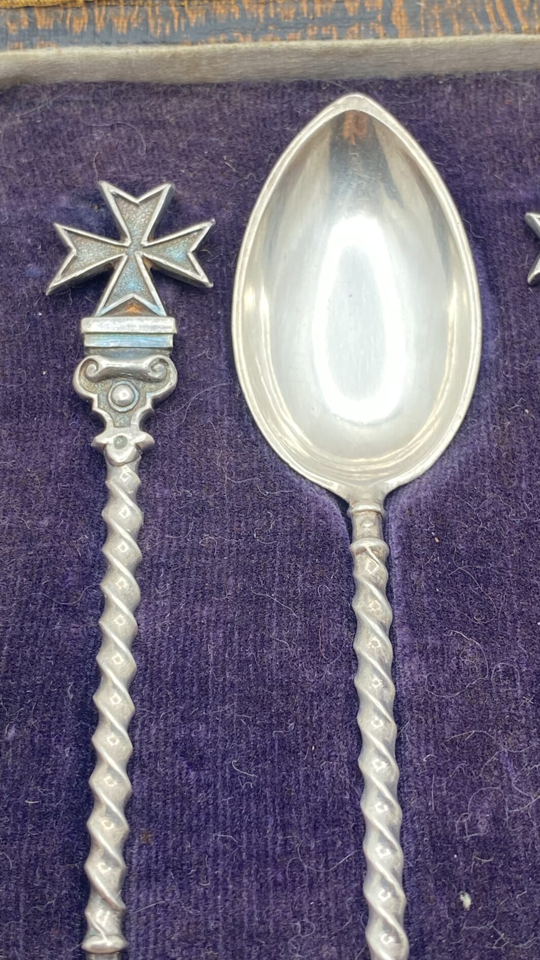 ELEGANTE SET COMPOSTO DA 6 CUCCHIAINI DA CAFFÈ IN ARGENTO STERLING 925 CON IMPUGNATURA A TORCHON E CROCE DELL’ORDINE DI MALTA – FINE ‘800, CON SCATOLA ORIGINALE - immagine 15