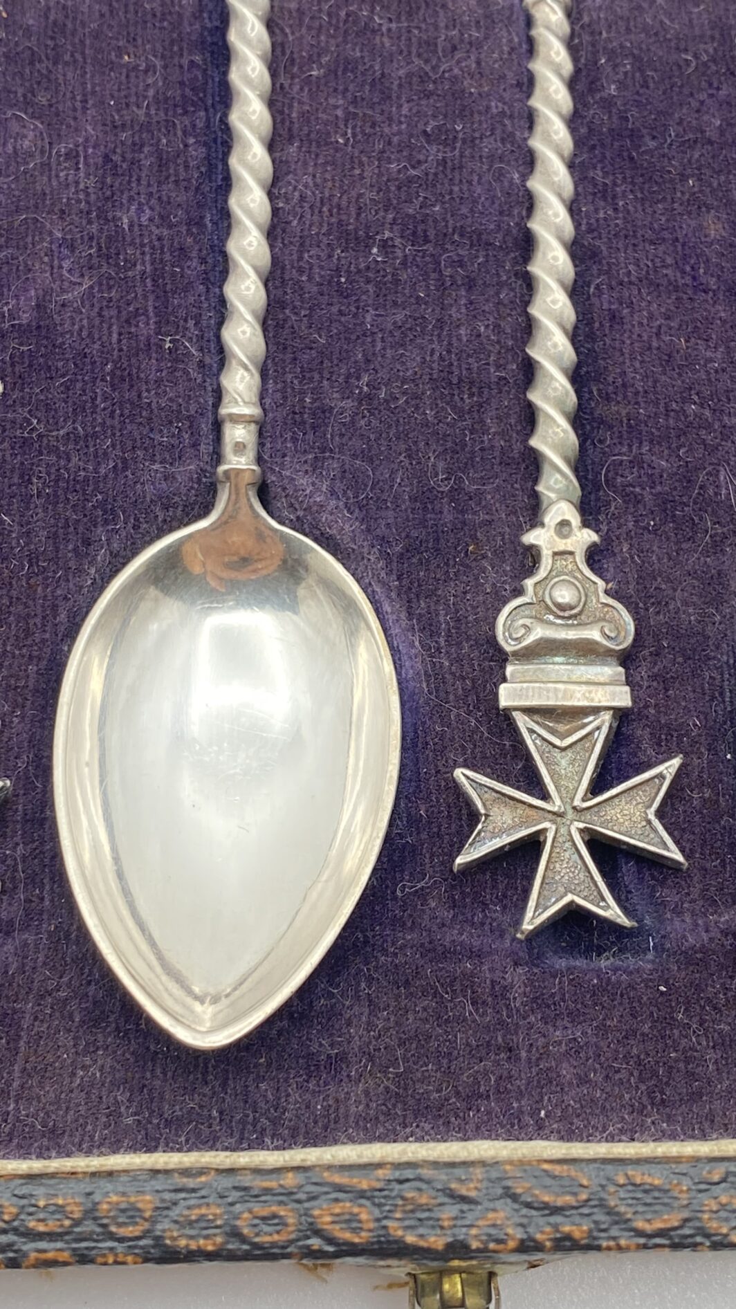 ELEGANTE SET COMPOSTO DA 6 CUCCHIAINI DA CAFFÈ IN ARGENTO STERLING 925 CON IMPUGNATURA A TORCHON E CROCE DELL’ORDINE DI MALTA – FINE ‘800, CON SCATOLA ORIGINALE - immagine 11