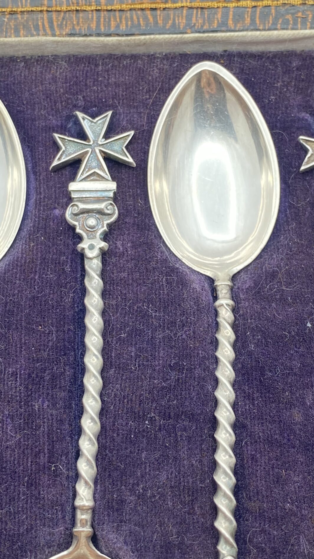 ELEGANTE SET COMPOSTO DA 6 CUCCHIAINI DA CAFFÈ IN ARGENTO STERLING 925 CON IMPUGNATURA A TORCHON E CROCE DELL’ORDINE DI MALTA – FINE ‘800, CON SCATOLA ORIGINALE - immagine 13