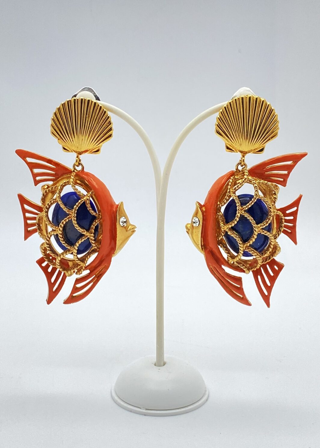 ORECCHINI CARLO ZINI A FORMA DI PESCE – METALLO DORATO, SMALTO CORALLO E RESINA EFFETTO LAPISLAZZULI, DESIGN SCULTURALE E MARINO.