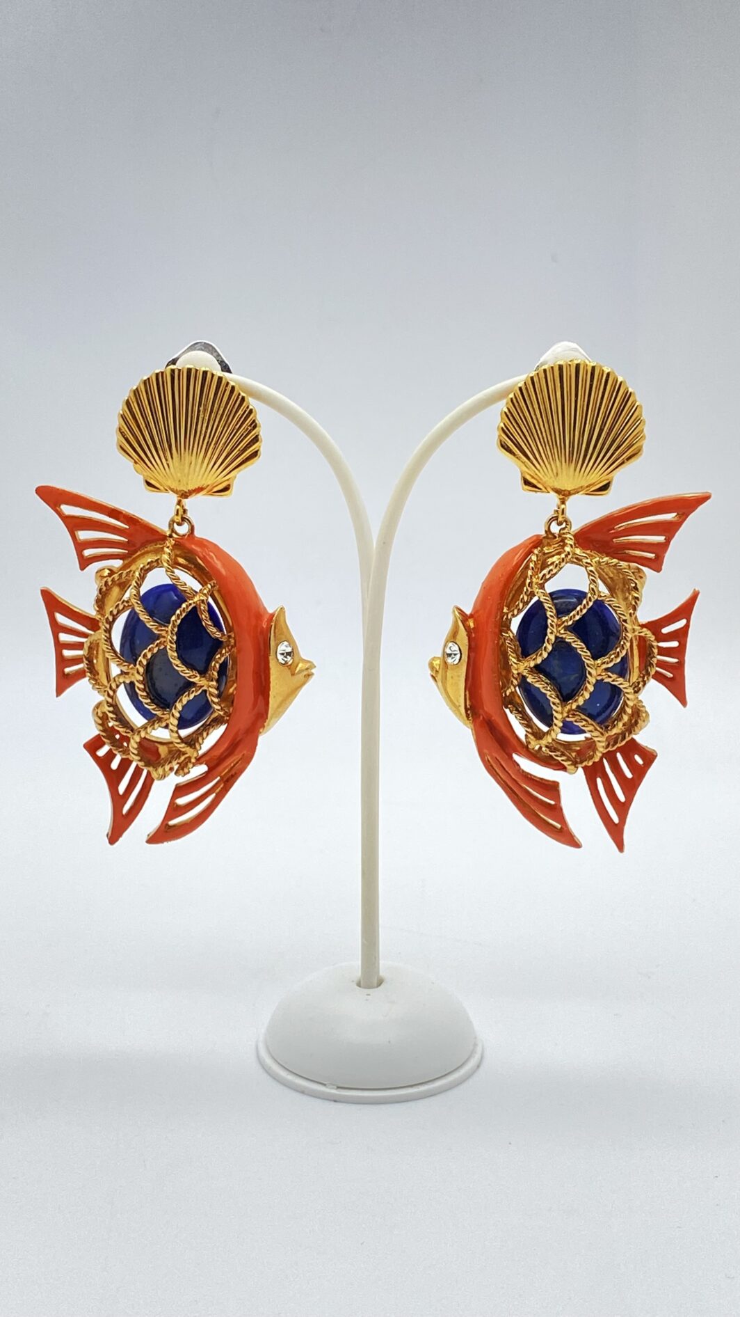ORECCHINI CARLO ZINI A FORMA DI PESCE – METALLO DORATO, SMALTO CORALLO E RESINA EFFETTO LAPISLAZZULI, DESIGN SCULTURALE E MARINO.