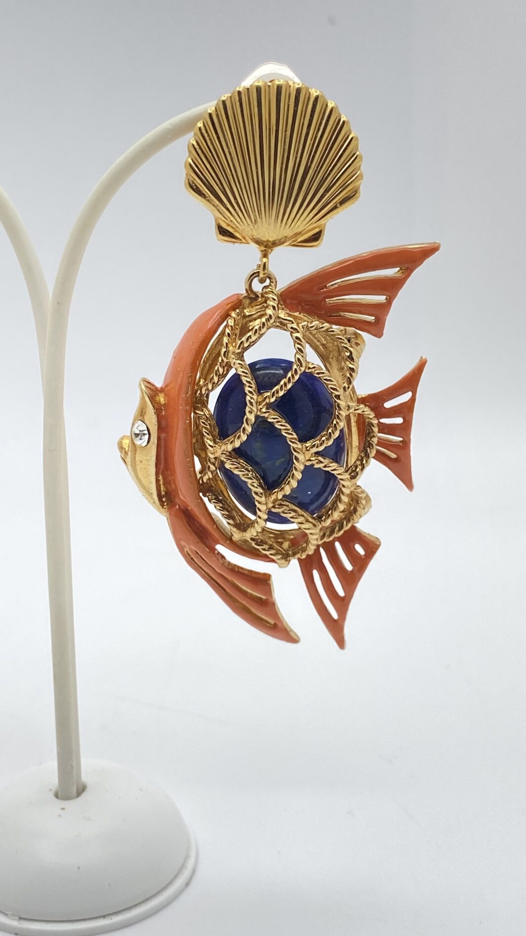 ORECCHINI CARLO ZINI A FORMA DI PESCE – METALLO DORATO, SMALTO CORALLO E RESINA EFFETTO LAPISLAZZULI, DESIGN SCULTURALE E MARINO. - immagine 3