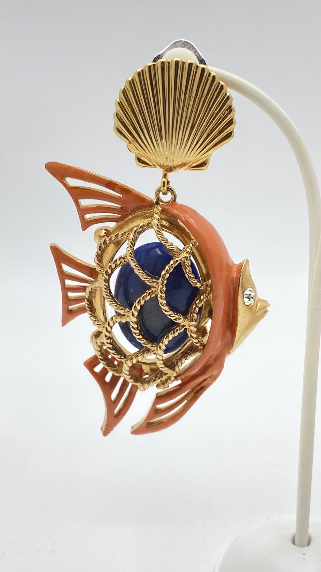 ORECCHINI CARLO ZINI A FORMA DI PESCE – METALLO DORATO, SMALTO CORALLO E RESINA EFFETTO LAPISLAZZULI, DESIGN SCULTURALE E MARINO. - immagine 4