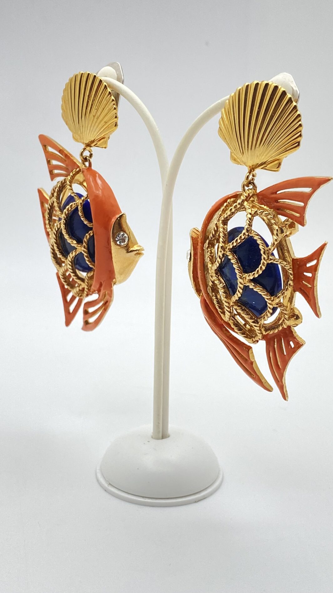ORECCHINI CARLO ZINI A FORMA DI PESCE – METALLO DORATO, SMALTO CORALLO E RESINA EFFETTO LAPISLAZZULI, DESIGN SCULTURALE E MARINO. - immagine 5