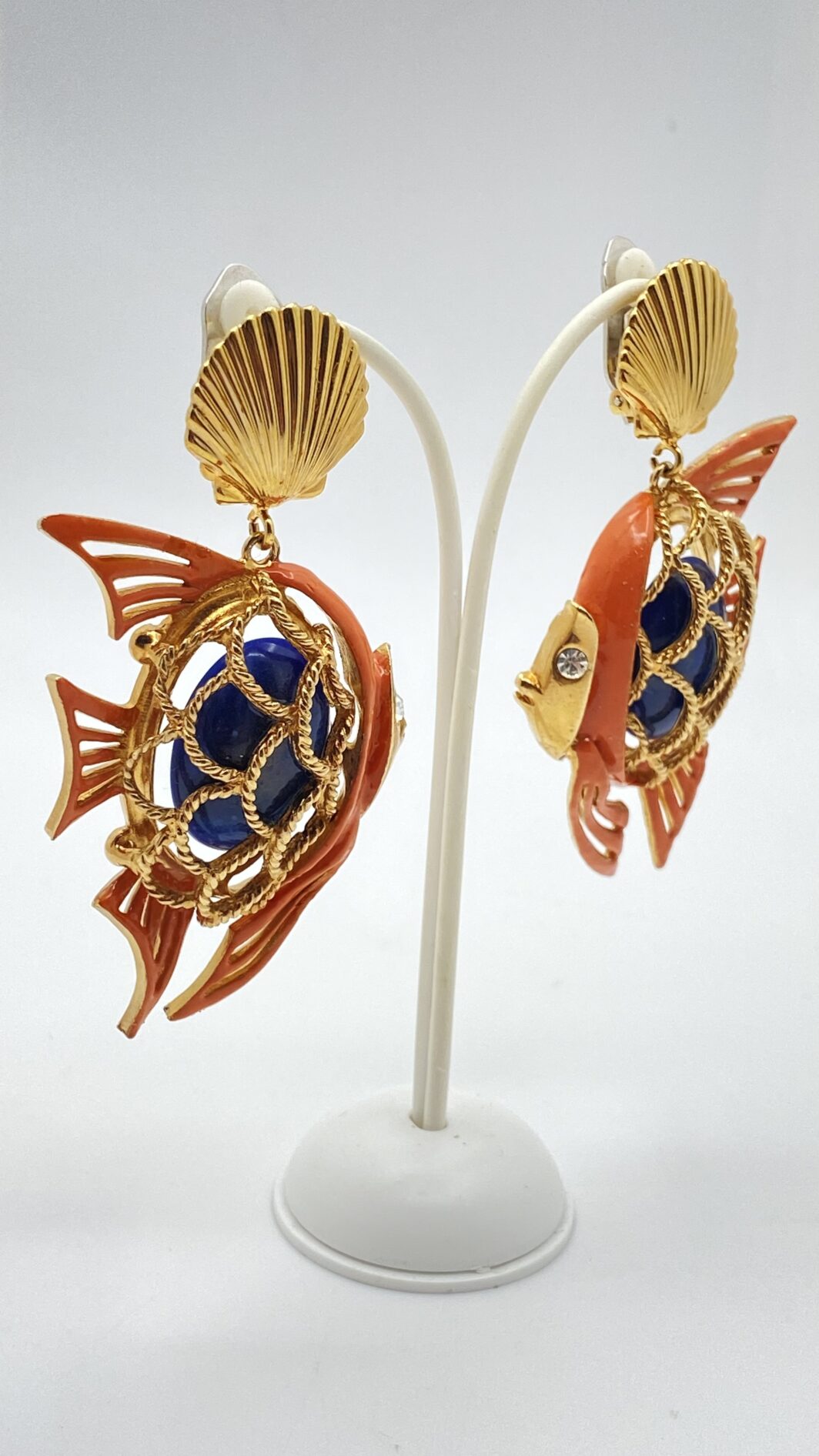 ORECCHINI CARLO ZINI A FORMA DI PESCE – METALLO DORATO, SMALTO CORALLO E RESINA EFFETTO LAPISLAZZULI, DESIGN SCULTURALE E MARINO. - immagine 6