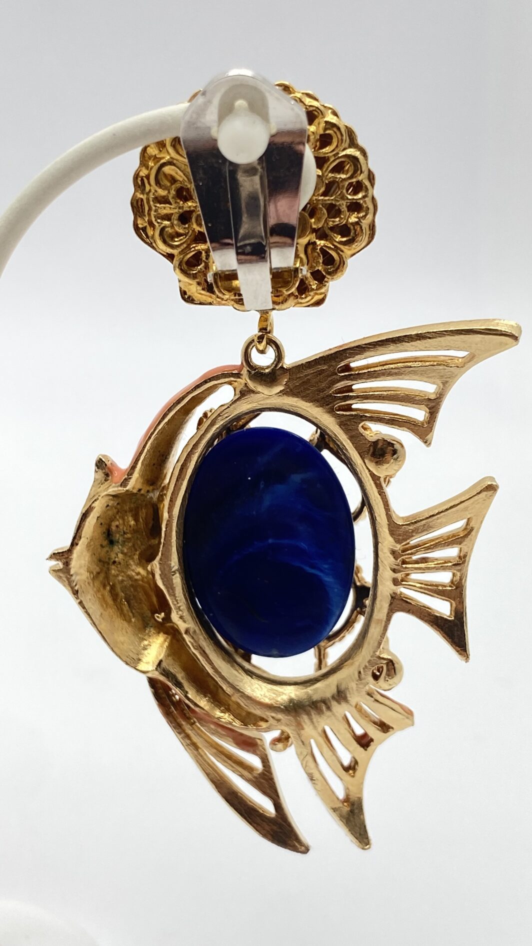 ORECCHINI CARLO ZINI A FORMA DI PESCE – METALLO DORATO, SMALTO CORALLO E RESINA EFFETTO LAPISLAZZULI, DESIGN SCULTURALE E MARINO. - immagine 7