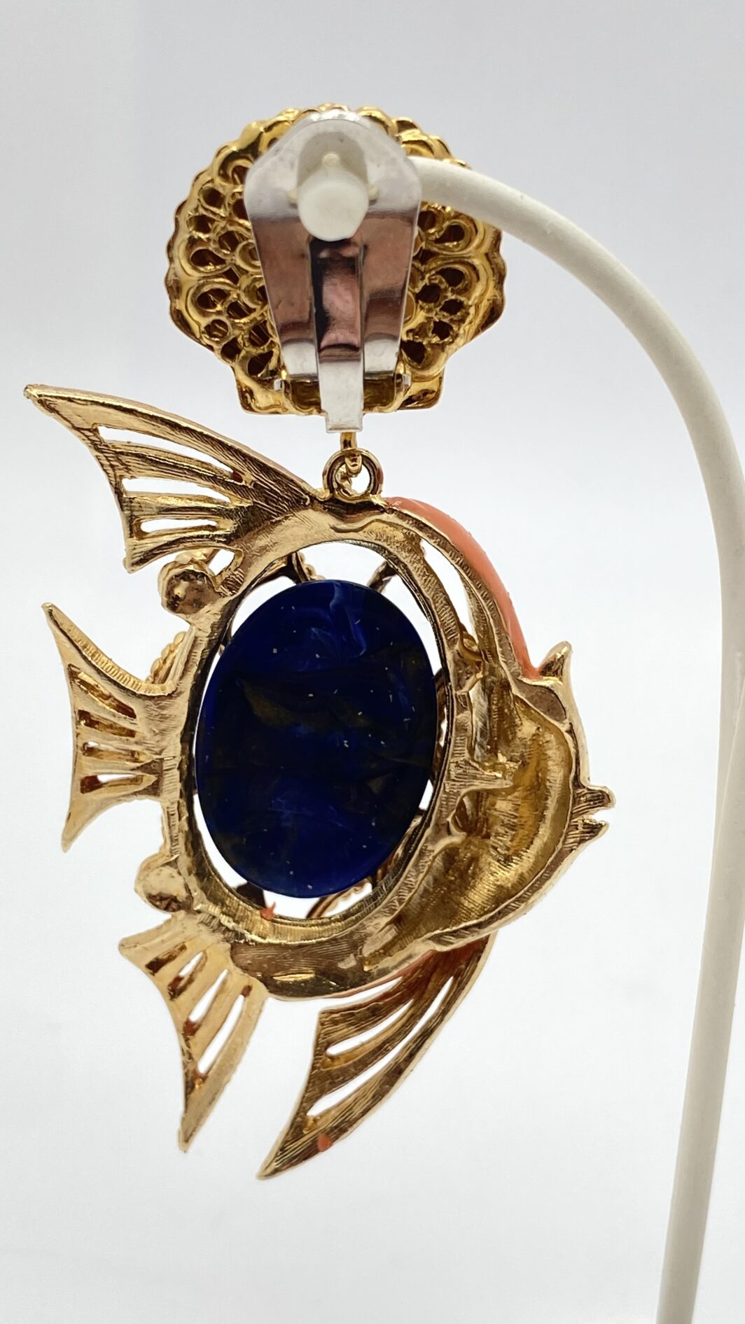 ORECCHINI CARLO ZINI A FORMA DI PESCE – METALLO DORATO, SMALTO CORALLO E RESINA EFFETTO LAPISLAZZULI, DESIGN SCULTURALE E MARINO. - immagine 8