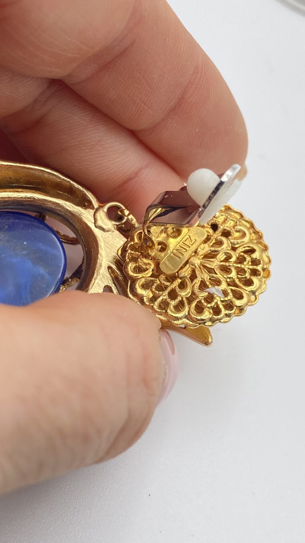 ORECCHINI CARLO ZINI A FORMA DI PESCE – METALLO DORATO, SMALTO CORALLO E RESINA EFFETTO LAPISLAZZULI, DESIGN SCULTURALE E MARINO. - immagine 9