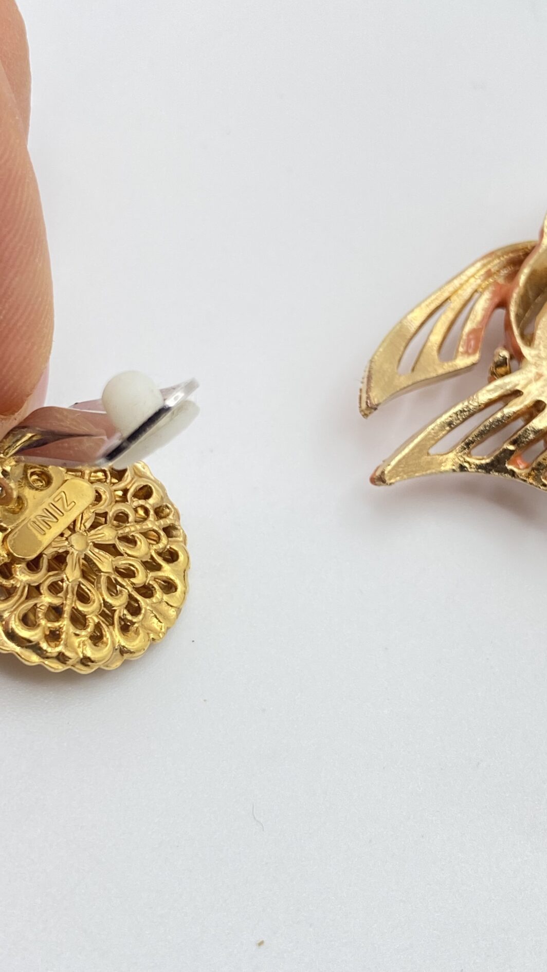 ORECCHINI CARLO ZINI A FORMA DI PESCE – METALLO DORATO, SMALTO CORALLO E RESINA EFFETTO LAPISLAZZULI, DESIGN SCULTURALE E MARINO. - immagine 10