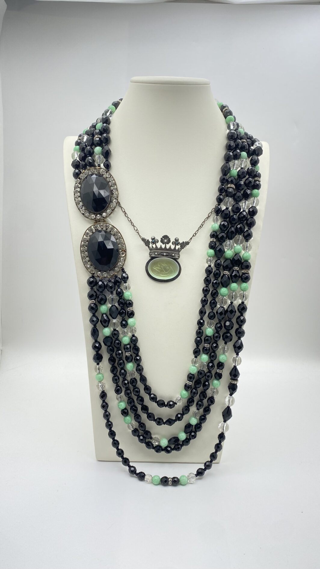 SUBLIME COLLANA LIBERTY A PIÙ FILI CON CHIUSURA SCULTOREA IN STILE ART NOUVEAU – PASTE DI VETRO NERE, VERDI E TRASPARENTI, STRASS DI CRISTALLO - immagine 19
