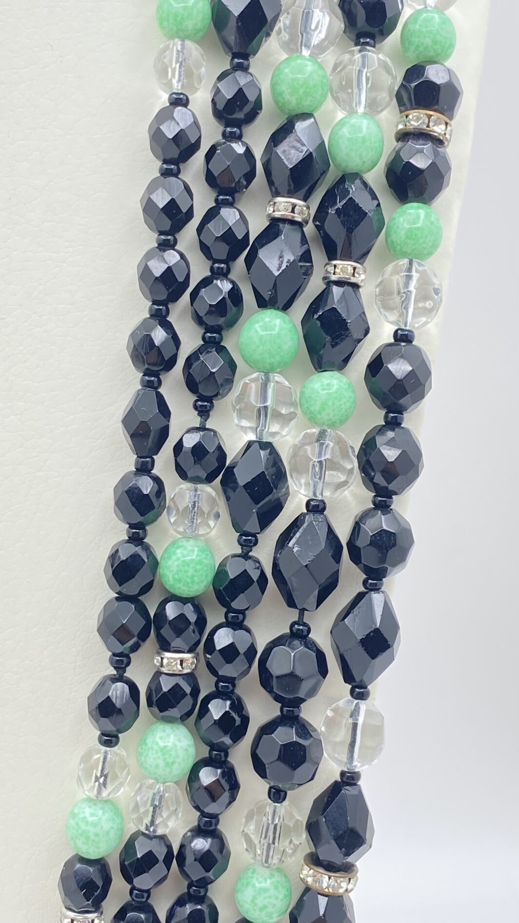 SUBLIME COLLANA LIBERTY A PIÙ FILI CON CHIUSURA SCULTOREA IN STILE ART NOUVEAU – PASTE DI VETRO NERE, VERDI E TRASPARENTI, STRASS DI CRISTALLO - immagine 16
