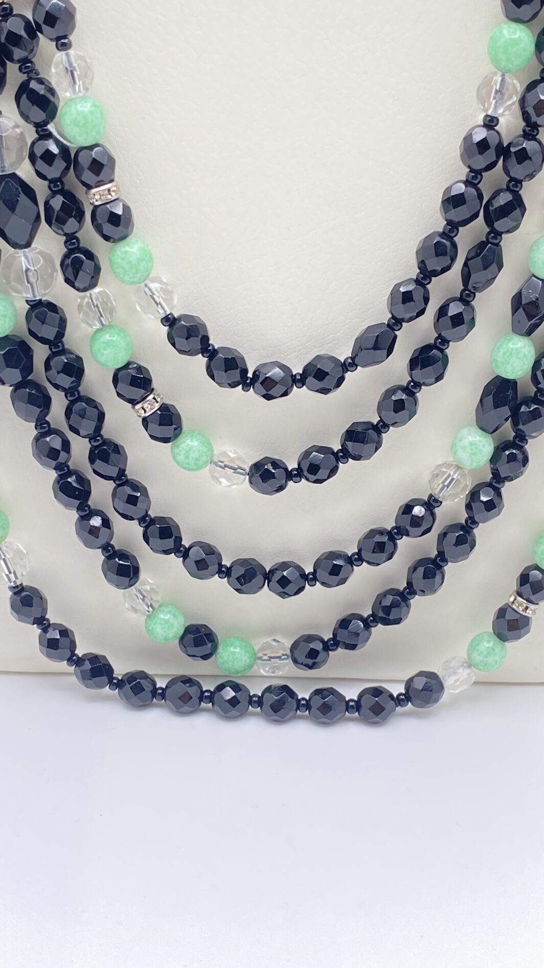 SUBLIME COLLANA LIBERTY A PIÙ FILI CON CHIUSURA SCULTOREA IN STILE ART NOUVEAU – PASTE DI VETRO NERE, VERDI E TRASPARENTI, STRASS DI CRISTALLO - immagine 18