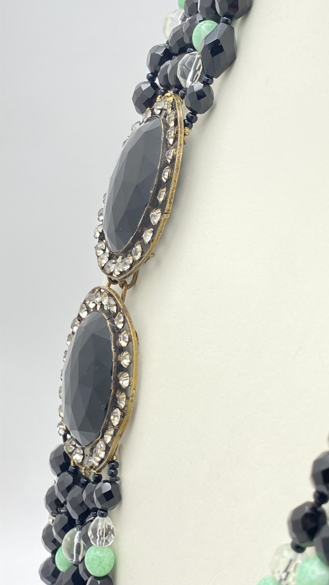 SUBLIME COLLANA LIBERTY A PIÙ FILI CON CHIUSURA SCULTOREA IN STILE ART NOUVEAU – PASTE DI VETRO NERE, VERDI E TRASPARENTI, STRASS DI CRISTALLO - immagine 12