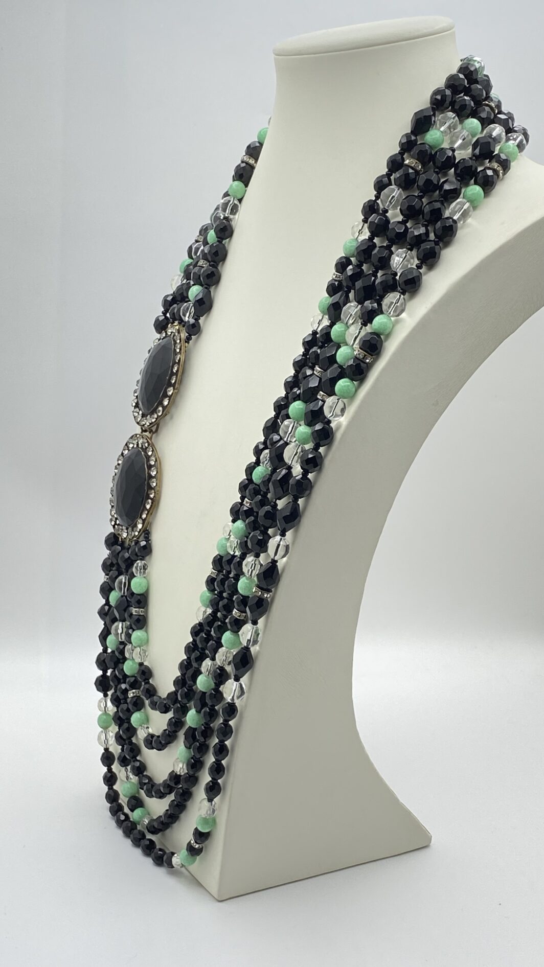 SUBLIME COLLANA LIBERTY A PIÙ FILI CON CHIUSURA SCULTOREA IN STILE ART NOUVEAU – PASTE DI VETRO NERE, VERDI E TRASPARENTI, STRASS DI CRISTALLO - immagine 11