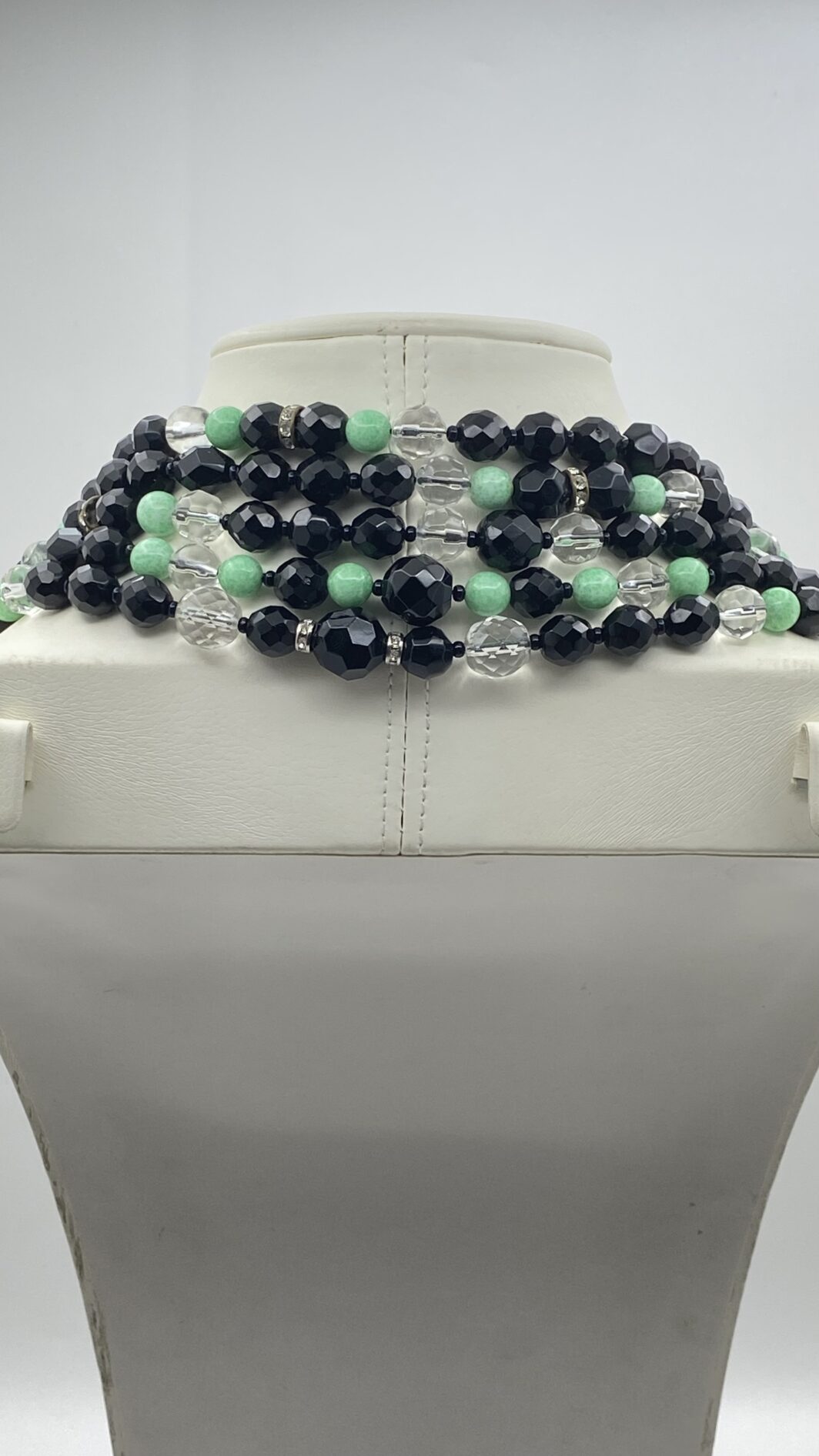 SUBLIME COLLANA LIBERTY A PIÙ FILI CON CHIUSURA SCULTOREA IN STILE ART NOUVEAU – PASTE DI VETRO NERE, VERDI E TRASPARENTI, STRASS DI CRISTALLO - immagine 10