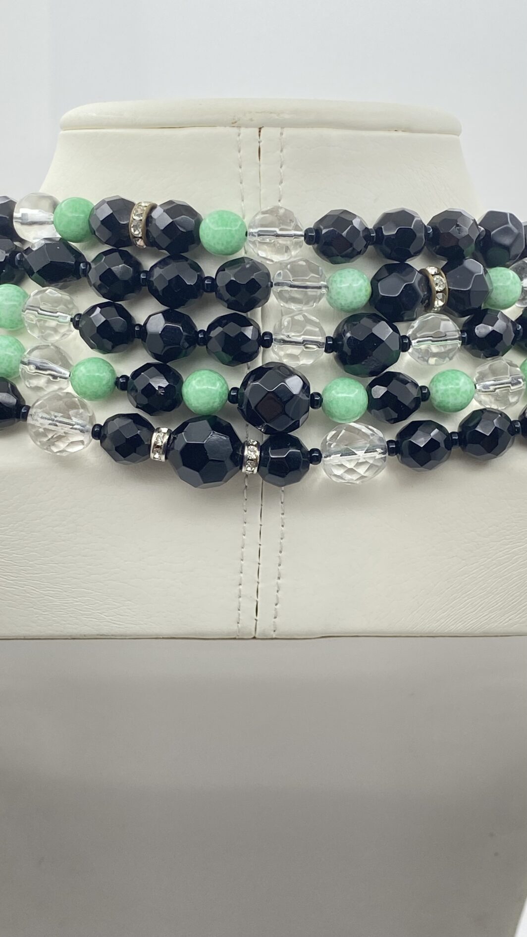 SUBLIME COLLANA LIBERTY A PIÙ FILI CON CHIUSURA SCULTOREA IN STILE ART NOUVEAU – PASTE DI VETRO NERE, VERDI E TRASPARENTI, STRASS DI CRISTALLO - immagine 9