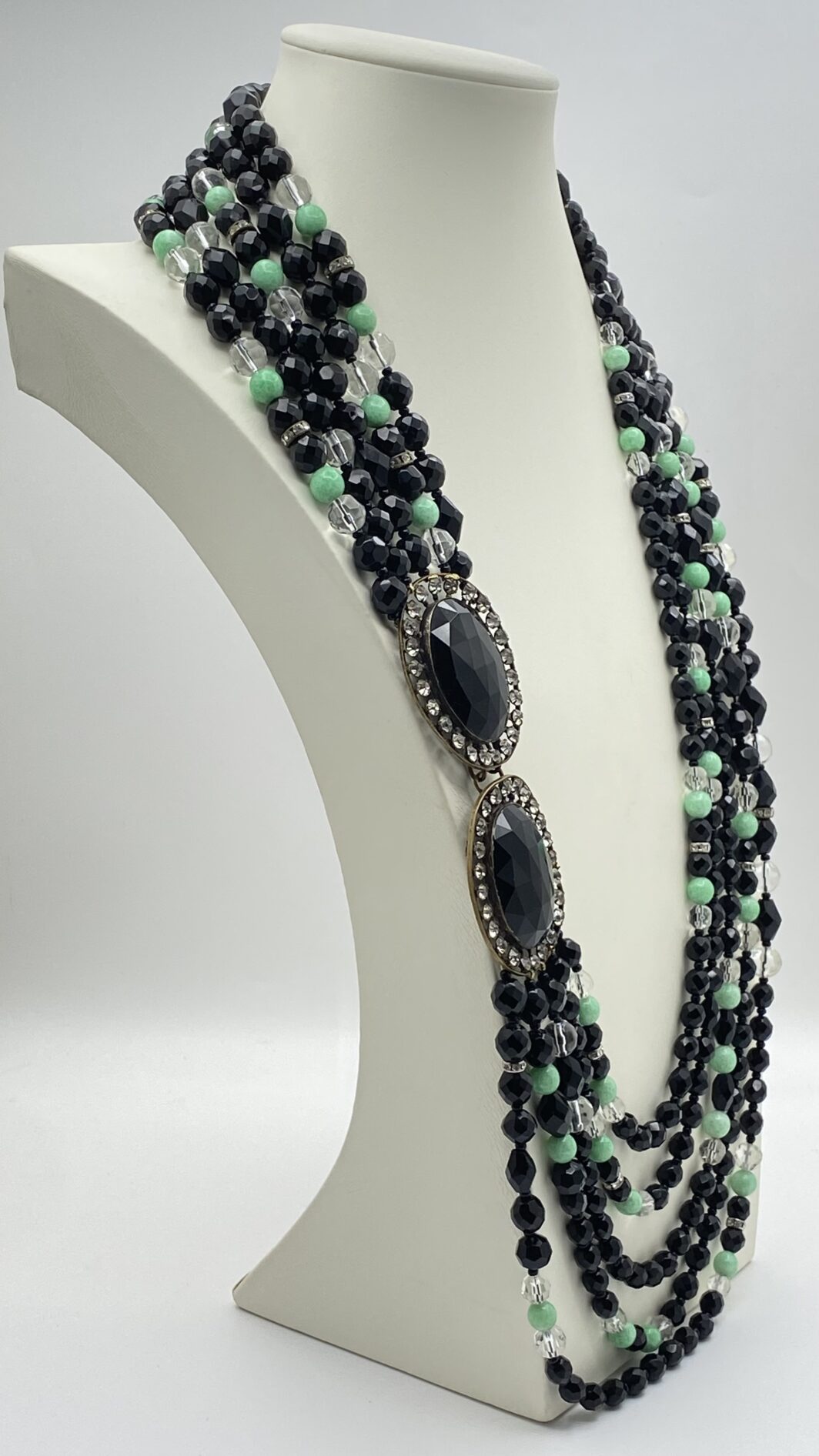 SUBLIME COLLANA LIBERTY A PIÙ FILI CON CHIUSURA SCULTOREA IN STILE ART NOUVEAU – PASTE DI VETRO NERE, VERDI E TRASPARENTI, STRASS DI CRISTALLO - immagine 14