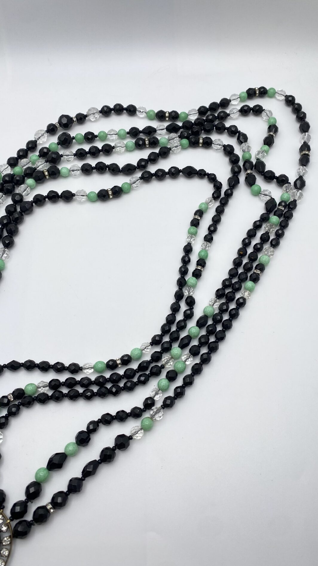 SUBLIME COLLANA LIBERTY A PIÙ FILI CON CHIUSURA SCULTOREA IN STILE ART NOUVEAU – PASTE DI VETRO NERE, VERDI E TRASPARENTI, STRASS DI CRISTALLO - immagine 3