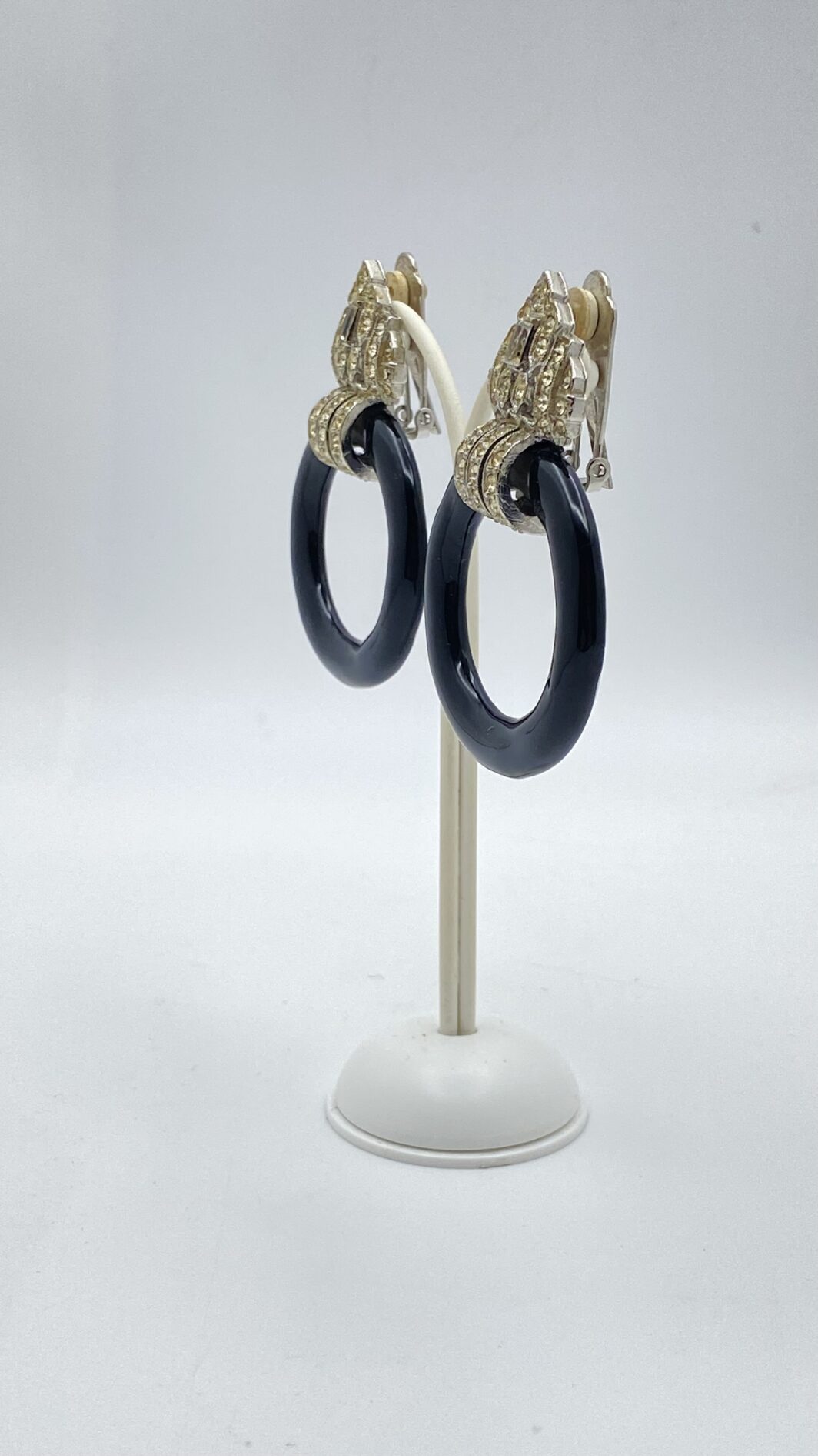 ELEGANTI ORECCHINI ANNI ’40 IN METALLO ARGENTATO, SMALTO NERO E STRASS DI CRISTALLO – ALTA BIGIOTTERIA D’EPOCA, STILE ART DÉCO - immagine 3