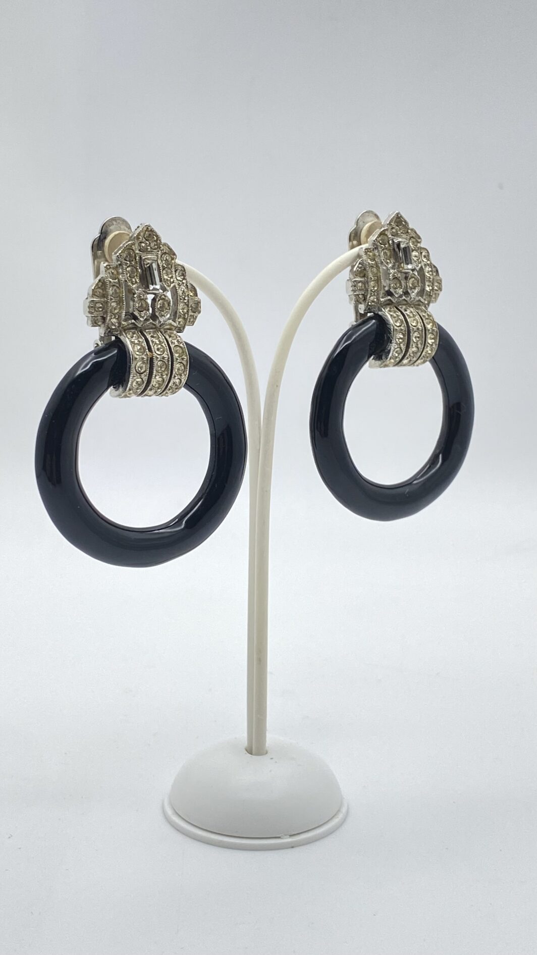 ELEGANTI ORECCHINI ANNI ’40 IN METALLO ARGENTATO, SMALTO NERO E STRASS DI CRISTALLO – ALTA BIGIOTTERIA D’EPOCA, STILE ART DÉCO - immagine 4