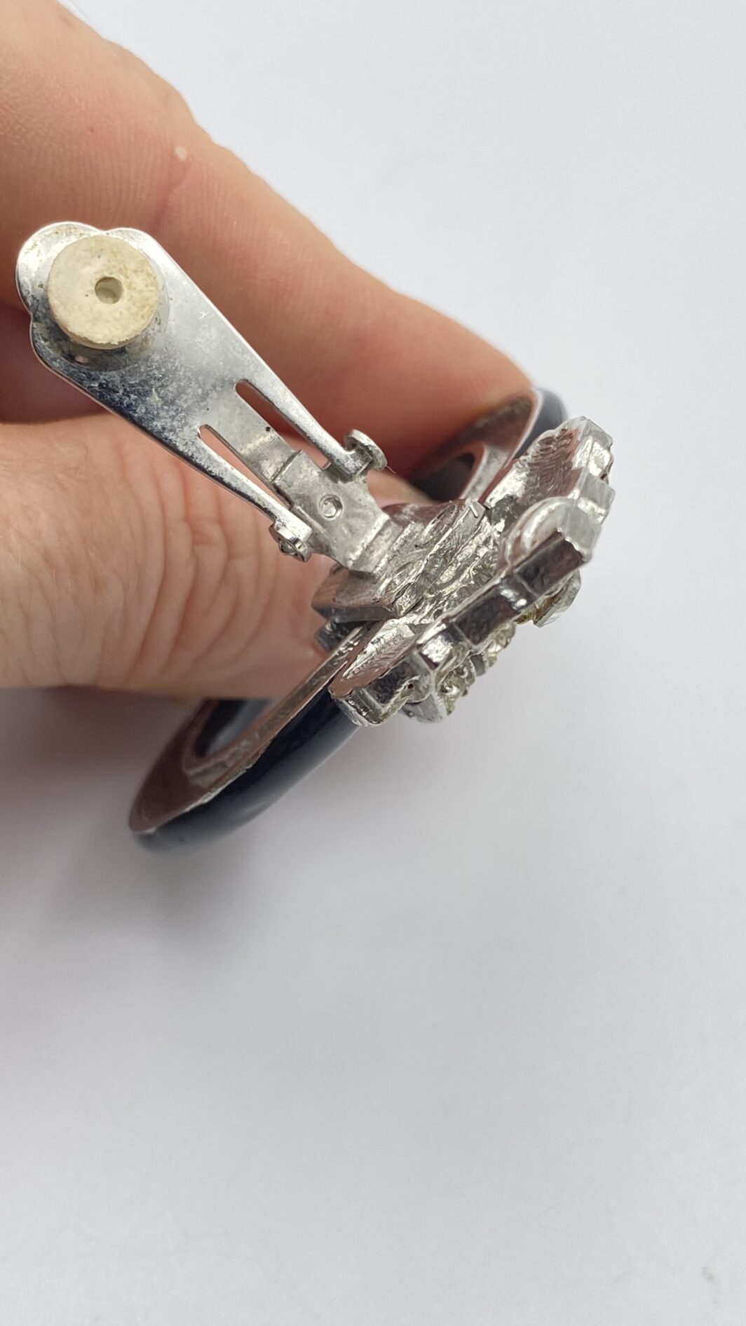 ELEGANTI ORECCHINI ANNI ’40 IN METALLO ARGENTATO, SMALTO NERO E STRASS DI CRISTALLO – ALTA BIGIOTTERIA D’EPOCA, STILE ART DÉCO - immagine 7