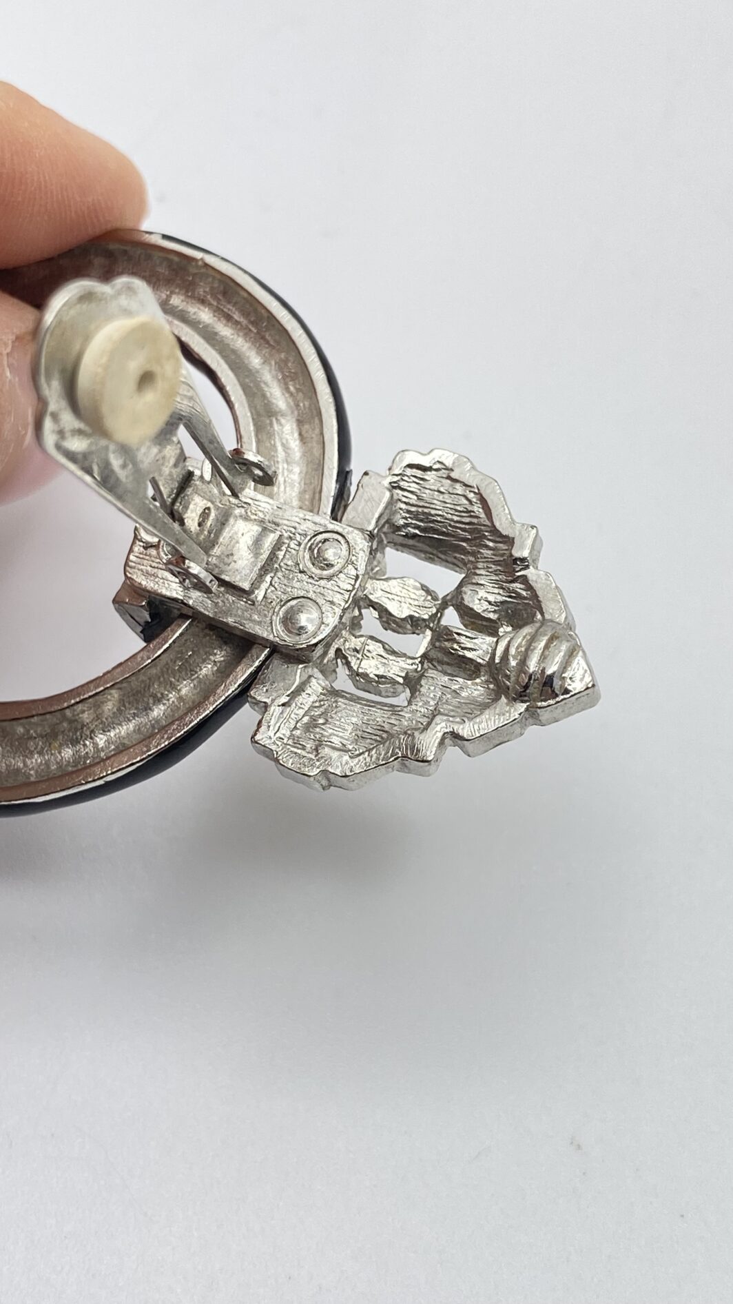 ELEGANTI ORECCHINI ANNI ’40 IN METALLO ARGENTATO, SMALTO NERO E STRASS DI CRISTALLO – ALTA BIGIOTTERIA D’EPOCA, STILE ART DÉCO - immagine 8