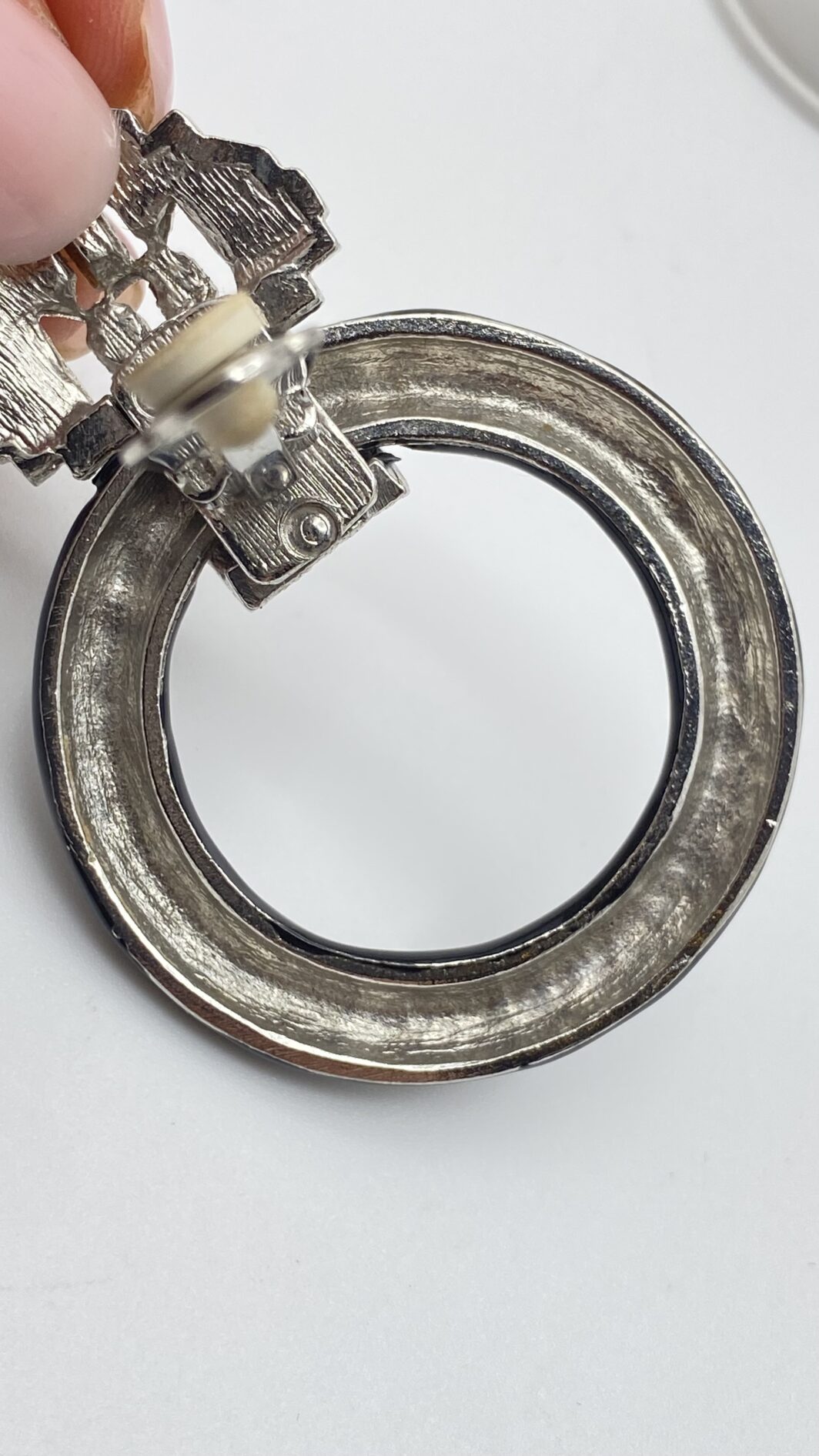 ELEGANTI ORECCHINI ANNI ’40 IN METALLO ARGENTATO, SMALTO NERO E STRASS DI CRISTALLO – ALTA BIGIOTTERIA D’EPOCA, STILE ART DÉCO - immagine 9