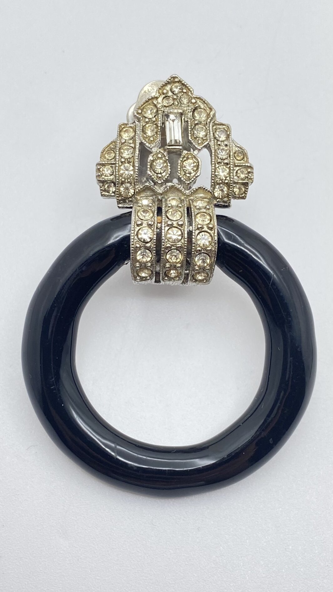 ELEGANTI ORECCHINI ANNI ’40 IN METALLO ARGENTATO, SMALTO NERO E STRASS DI CRISTALLO – ALTA BIGIOTTERIA D’EPOCA, STILE ART DÉCO - immagine 11