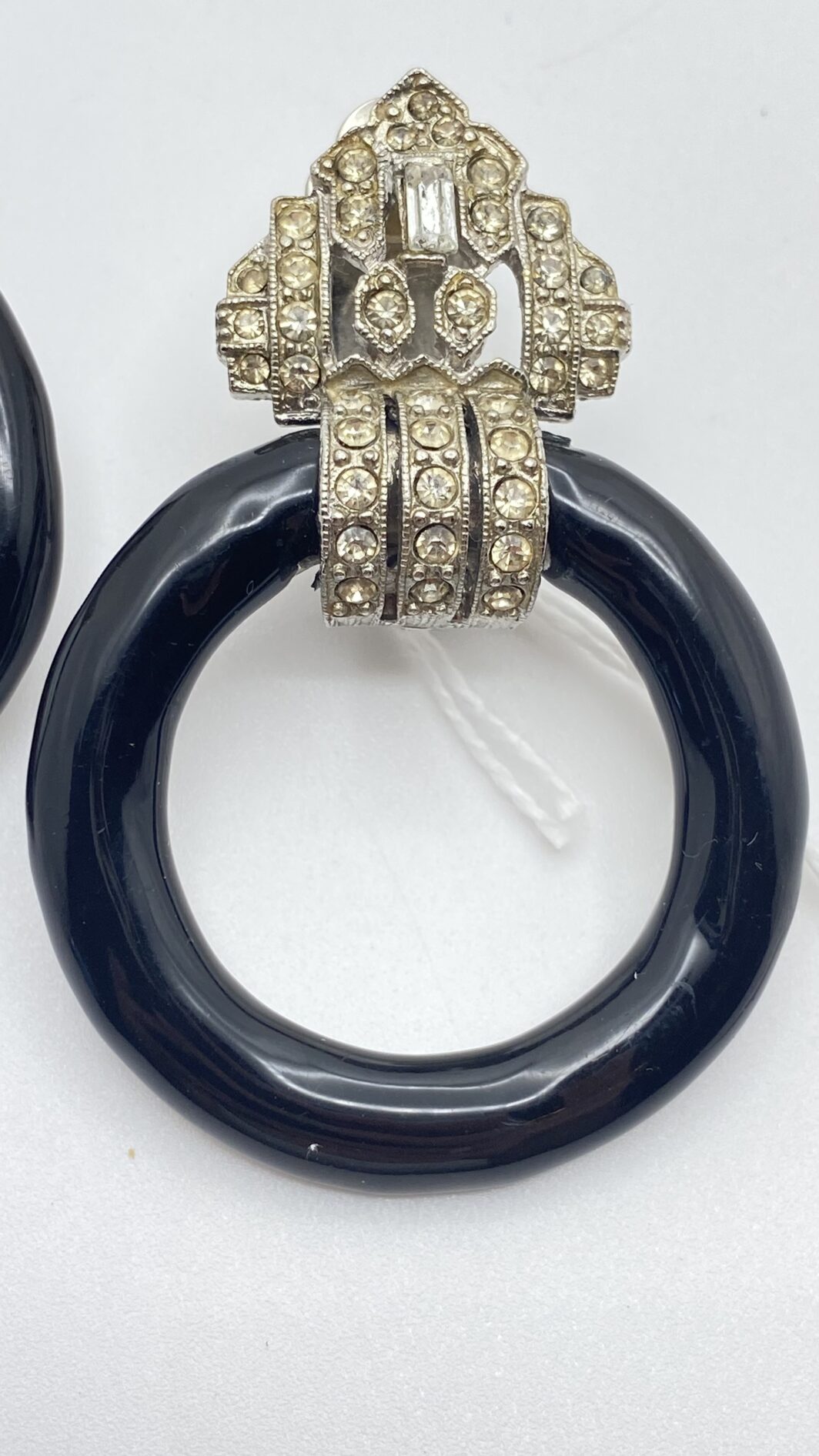 ELEGANTI ORECCHINI ANNI ’40 IN METALLO ARGENTATO, SMALTO NERO E STRASS DI CRISTALLO – ALTA BIGIOTTERIA D’EPOCA, STILE ART DÉCO - immagine 10