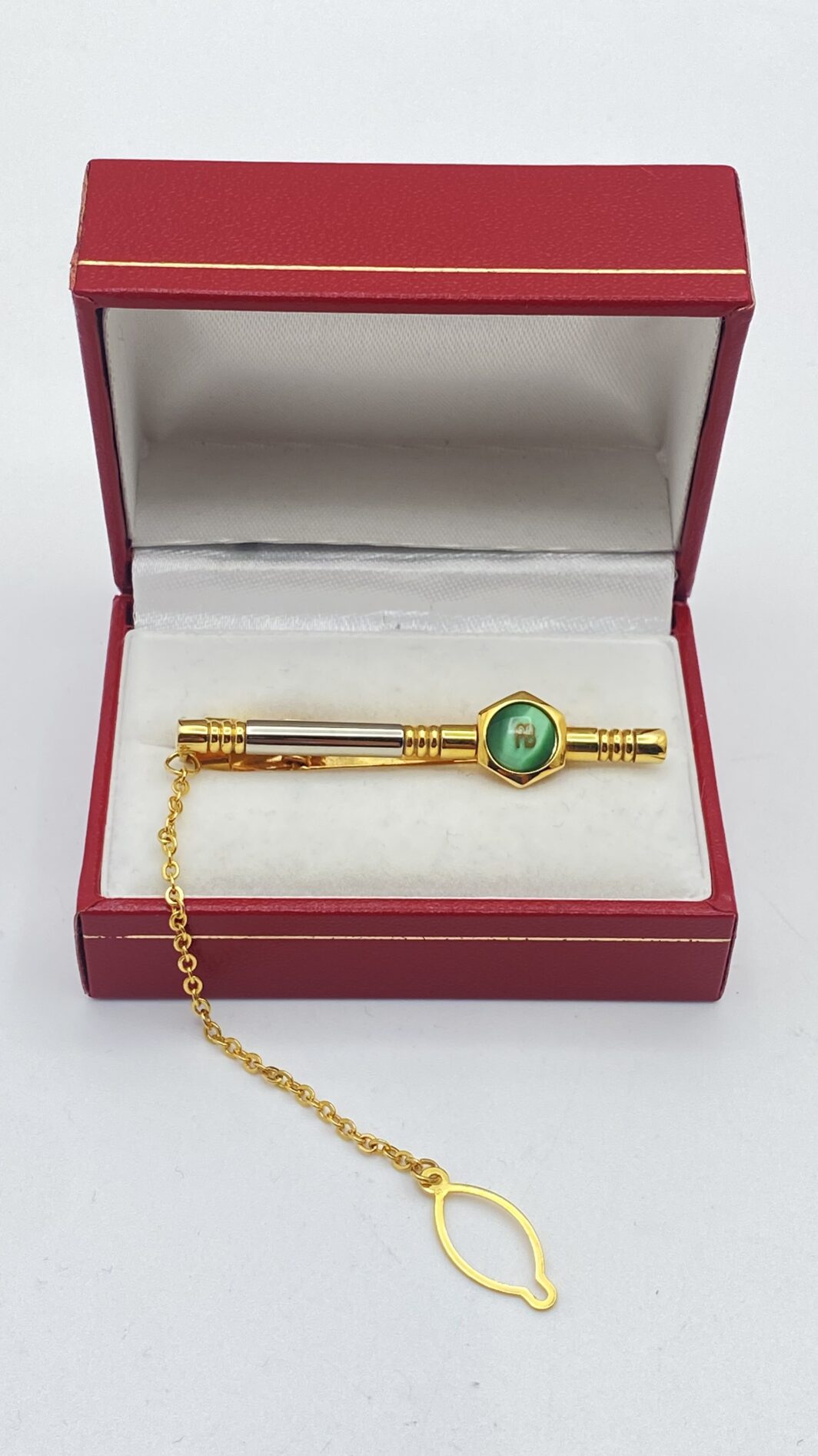 ELEGANTE FERMACRAVATTA VINTAGE, FIRMATO “COUNTESS MARA”, IN METALLO ARGENTATO E DORATO, CON PASTA DI VETRO VERDE. ITALIA, ANNI ‘70 - immagine 2