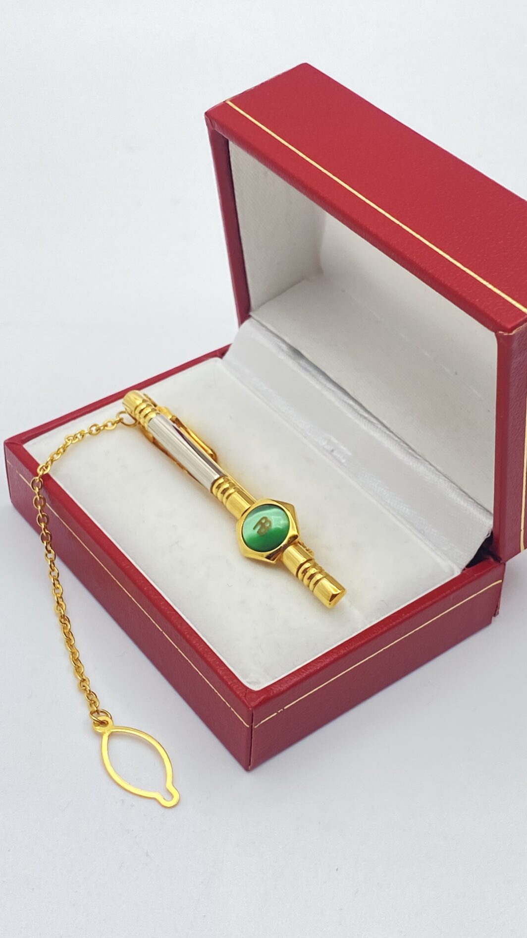 ELEGANTE FERMACRAVATTA VINTAGE, FIRMATO “COUNTESS MARA”, IN METALLO ARGENTATO E DORATO, CON PASTA DI VETRO VERDE. ITALIA, ANNI ‘70 - immagine 3