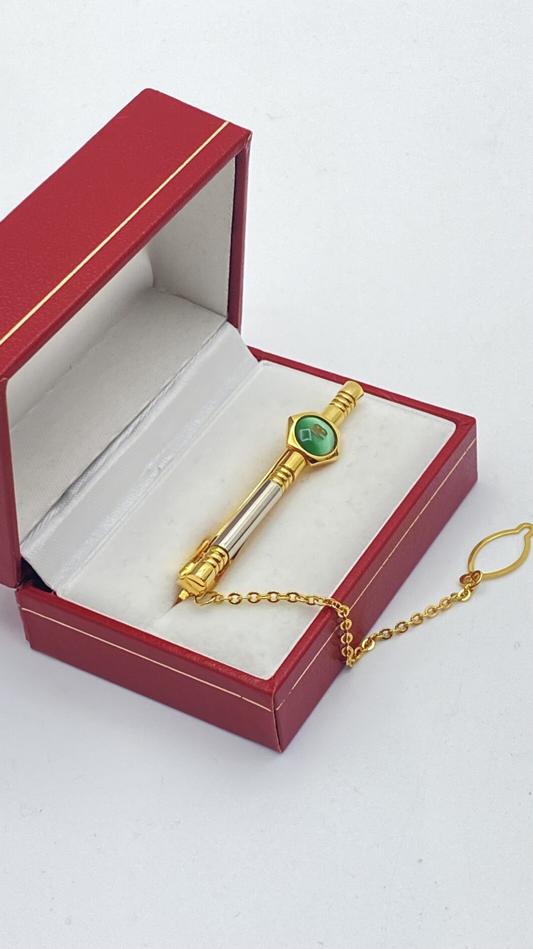 ELEGANTE FERMACRAVATTA VINTAGE, FIRMATO “COUNTESS MARA”, IN METALLO ARGENTATO E DORATO, CON PASTA DI VETRO VERDE. ITALIA, ANNI ‘70 - immagine 4