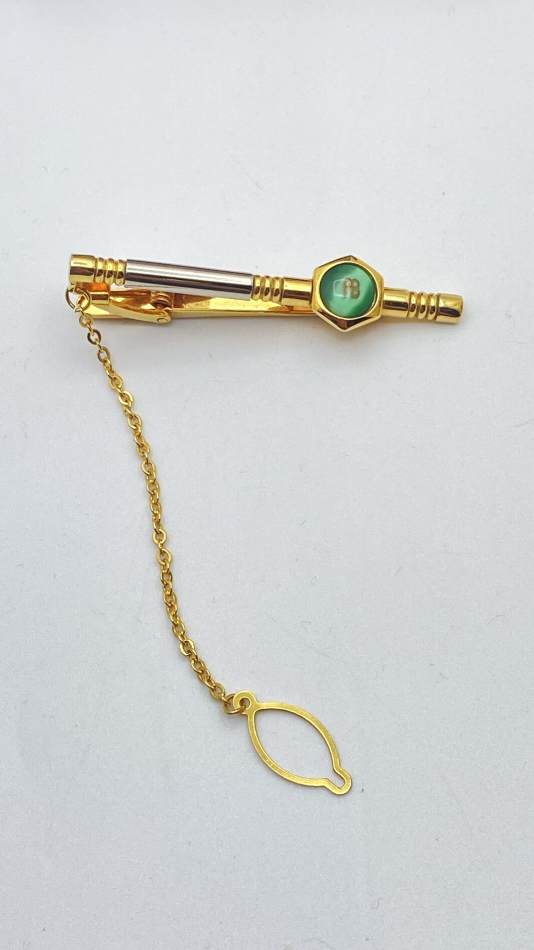 ELEGANTE FERMACRAVATTA VINTAGE, FIRMATO “COUNTESS MARA”, IN METALLO ARGENTATO E DORATO, CON PASTA DI VETRO VERDE. ITALIA, ANNI ‘70 - immagine 5