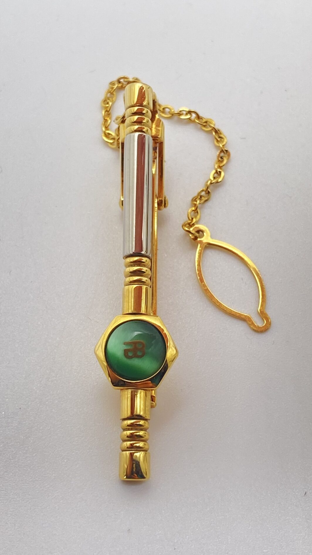 ELEGANTE FERMACRAVATTA VINTAGE, FIRMATO “COUNTESS MARA”, IN METALLO ARGENTATO E DORATO, CON PASTA DI VETRO VERDE. ITALIA, ANNI ‘70 - immagine 6