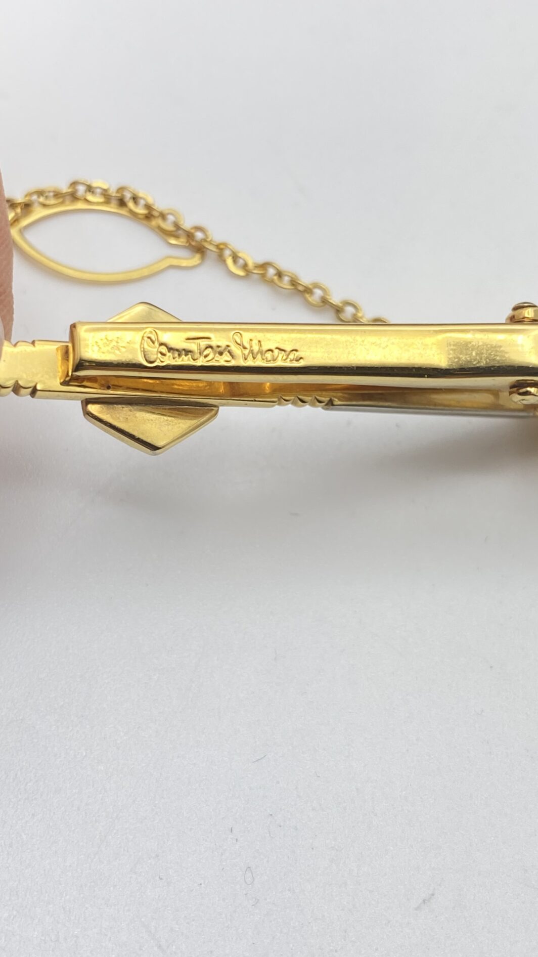 ELEGANTE FERMACRAVATTA VINTAGE, FIRMATO “COUNTESS MARA”, IN METALLO ARGENTATO E DORATO, CON PASTA DI VETRO VERDE. ITALIA, ANNI ‘70 - immagine 7