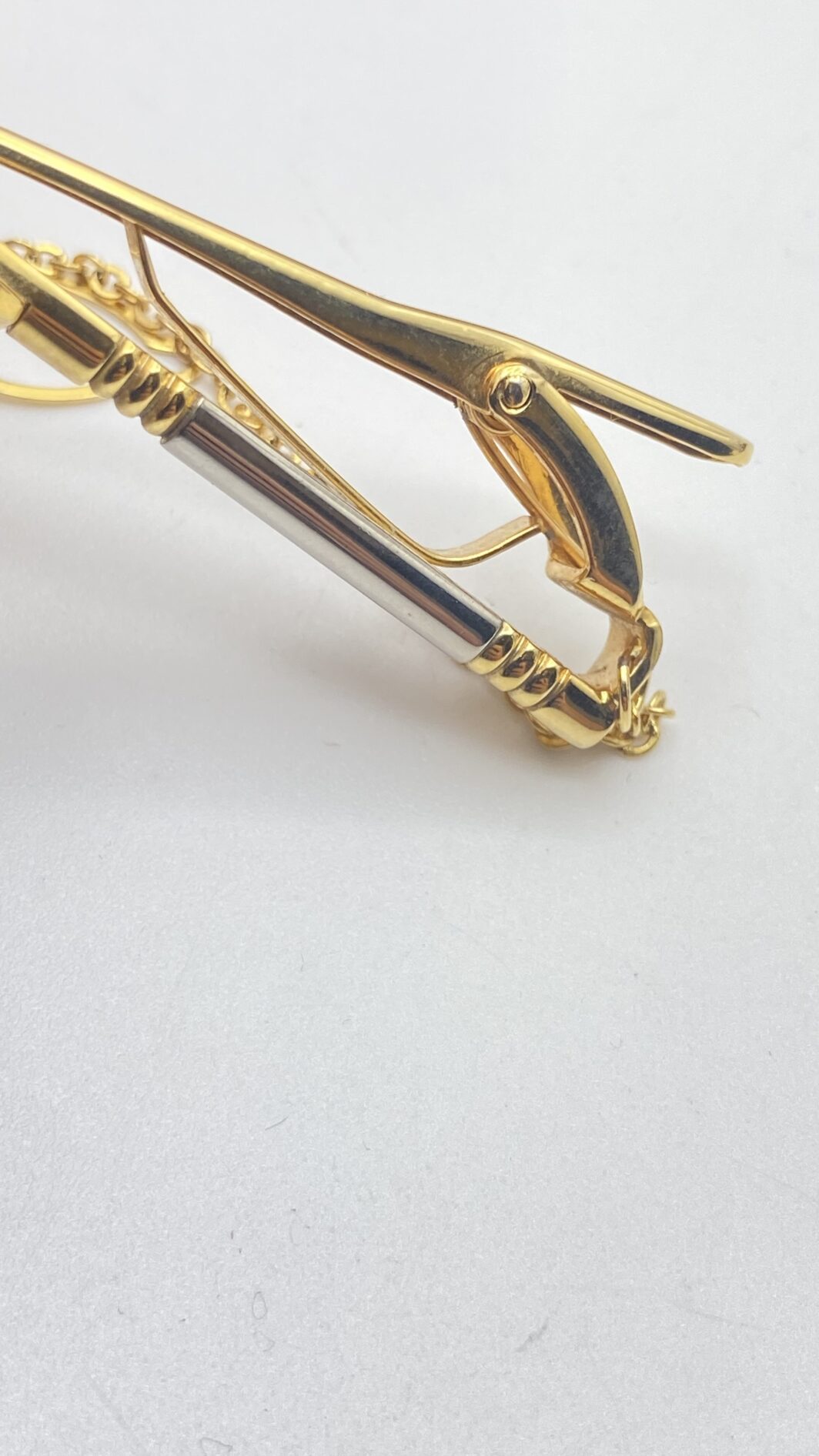 ELEGANTE FERMACRAVATTA VINTAGE, FIRMATO “COUNTESS MARA”, IN METALLO ARGENTATO E DORATO, CON PASTA DI VETRO VERDE. ITALIA, ANNI ‘70 - immagine 8