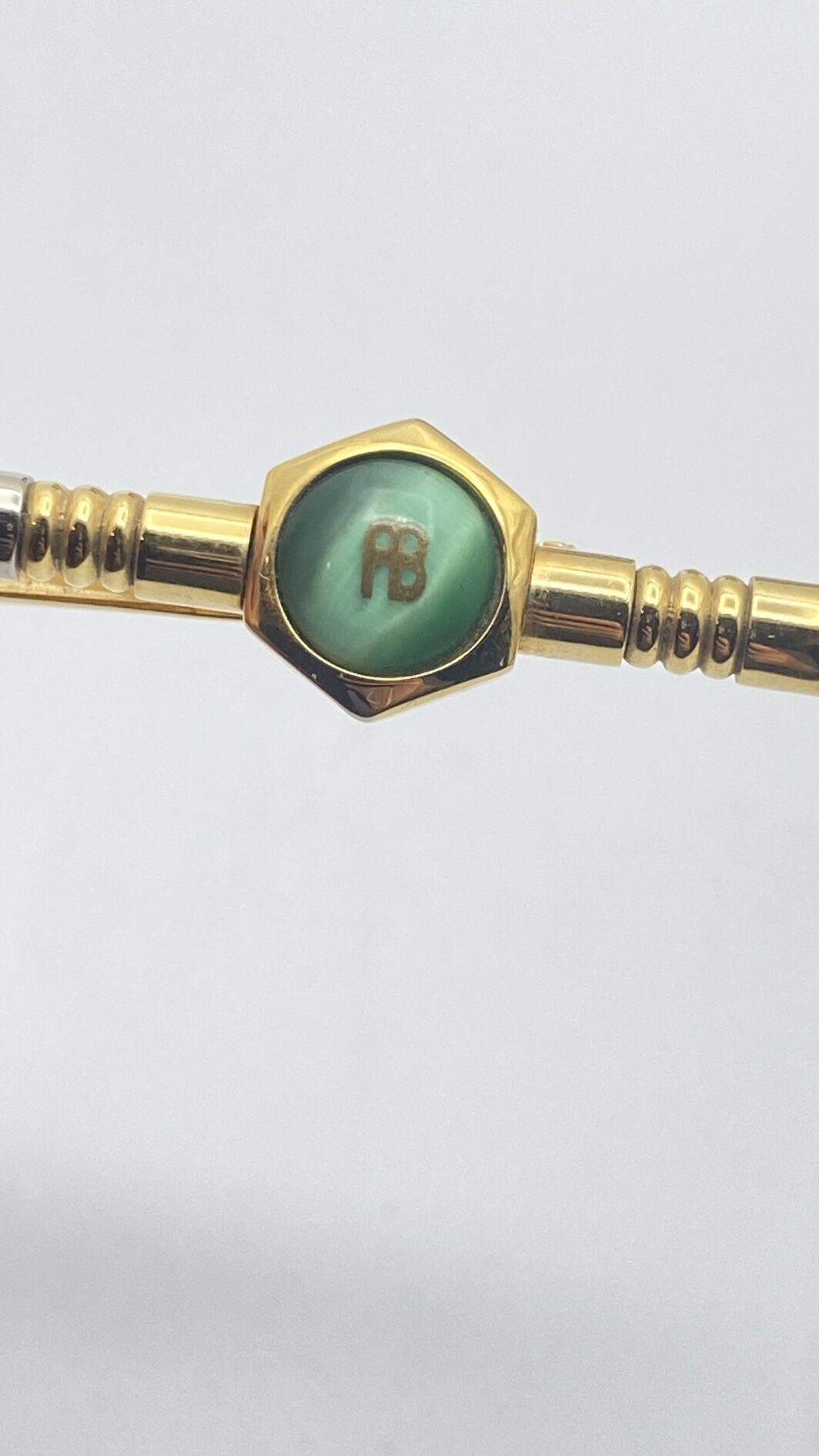 ELEGANTE FERMACRAVATTA VINTAGE, FIRMATO “COUNTESS MARA”, IN METALLO ARGENTATO E DORATO, CON PASTA DI VETRO VERDE. ITALIA, ANNI ‘70 - immagine 10