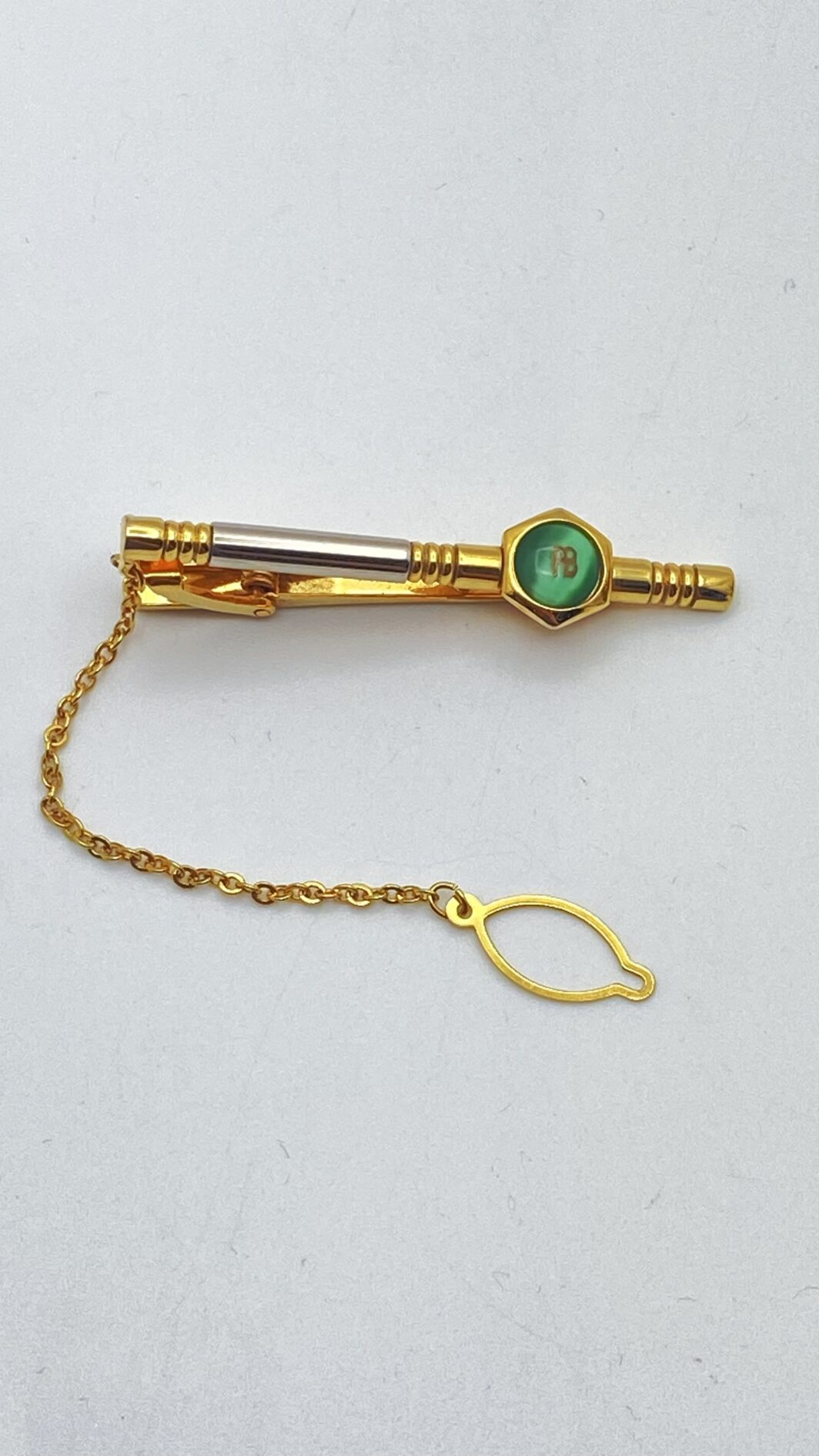 ELEGANTE FERMACRAVATTA VINTAGE, FIRMATO “COUNTESS MARA”, IN METALLO ARGENTATO E DORATO, CON PASTA DI VETRO VERDE. ITALIA, ANNI ‘70 - immagine 11